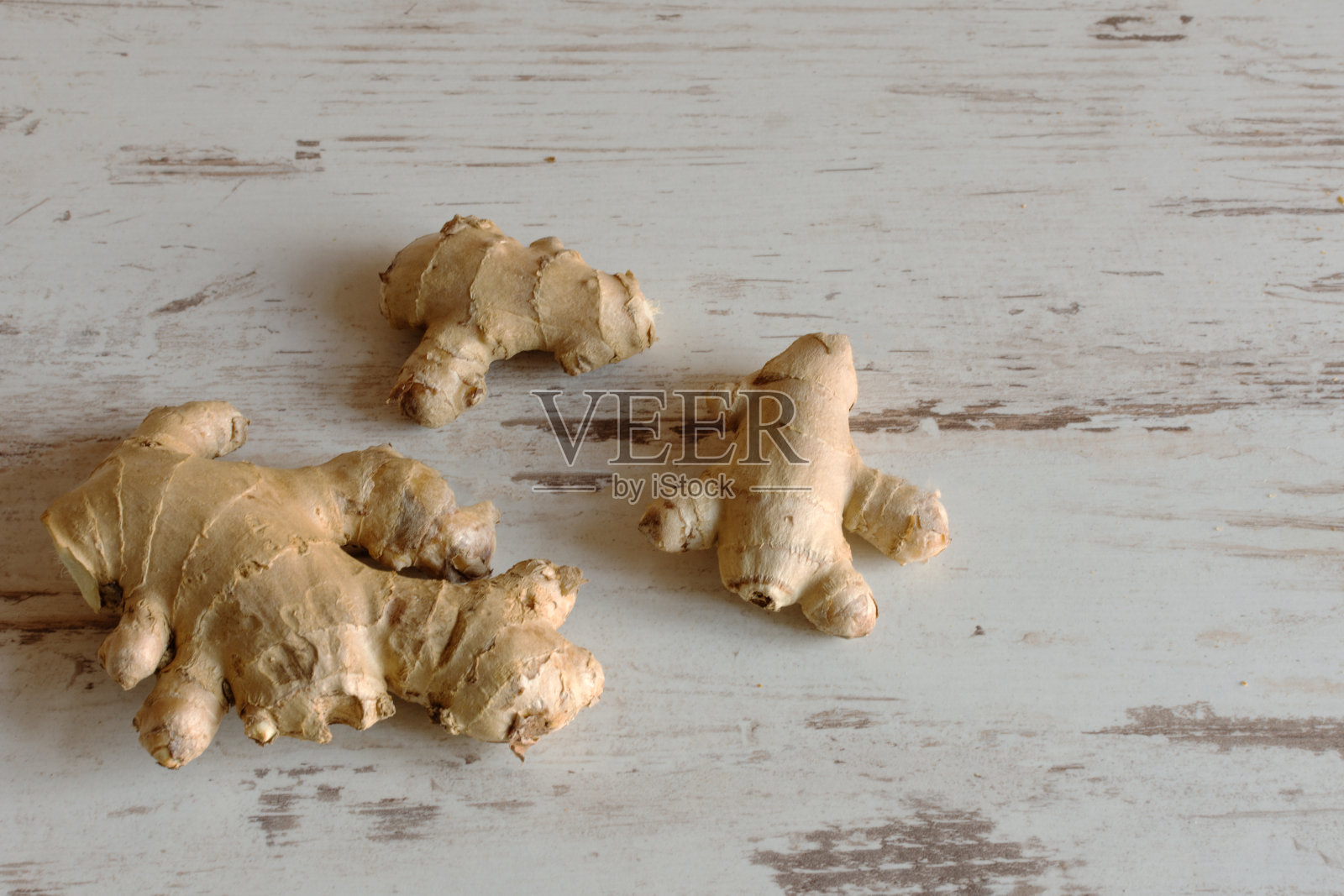 姜根在木制背景上。照片摄影图片