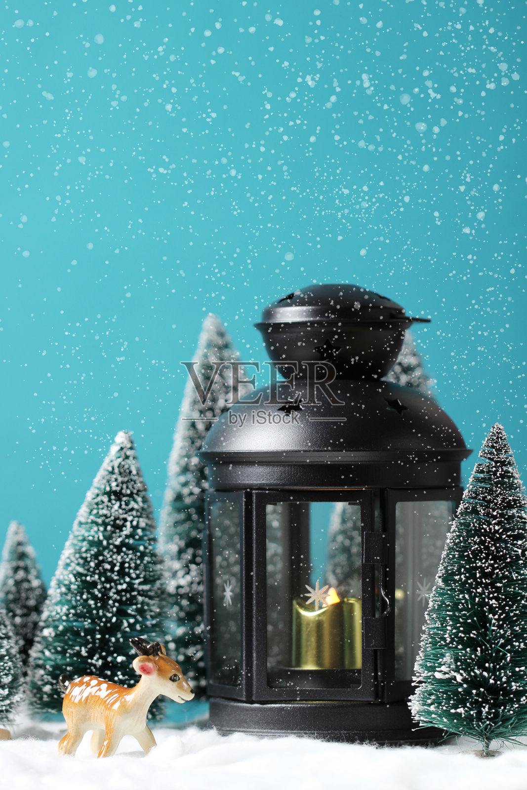 圣诞背景鹿，灯笼和圣诞树在桌子上。照片摄影图片