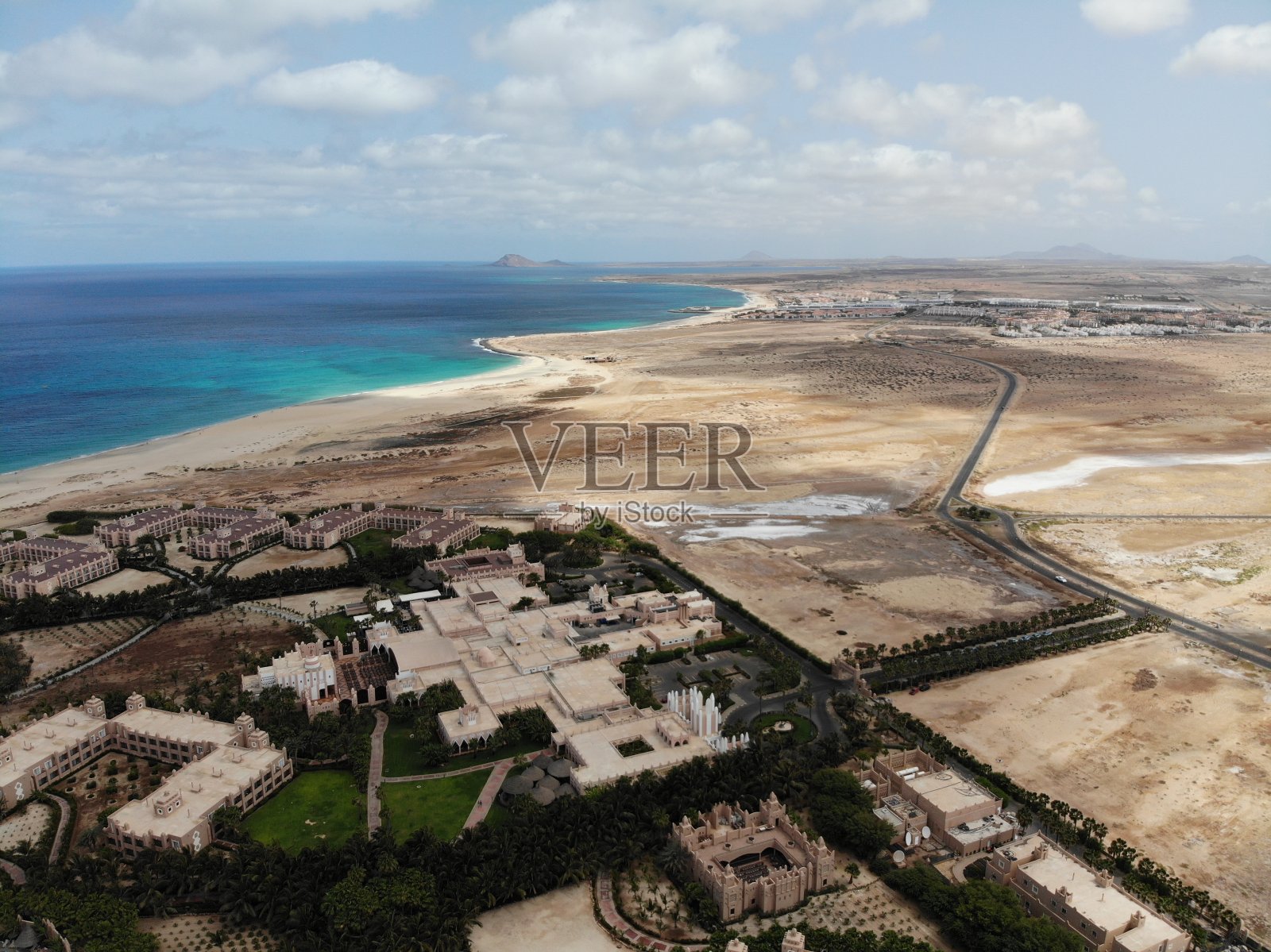 在佛得角美丽的海滩的航拍照片，卡波佛得角显示渔船，和海滩上的人在一个美丽的阳光明媚的一天。照片摄影图片