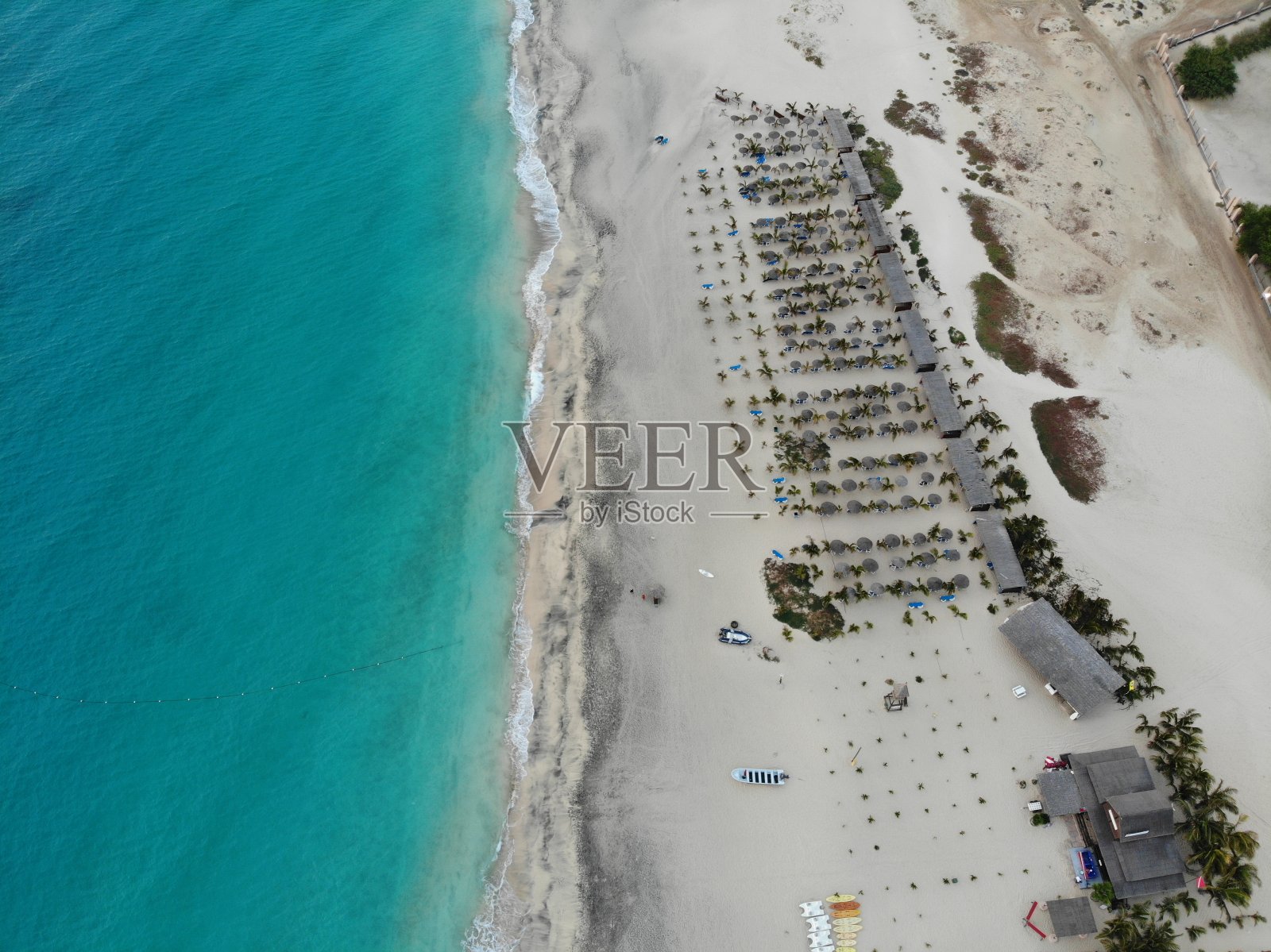 在佛得角美丽的海滩的航拍照片，卡波佛得角显示渔船，和海滩上的人在一个美丽的阳光明媚的一天。照片摄影图片