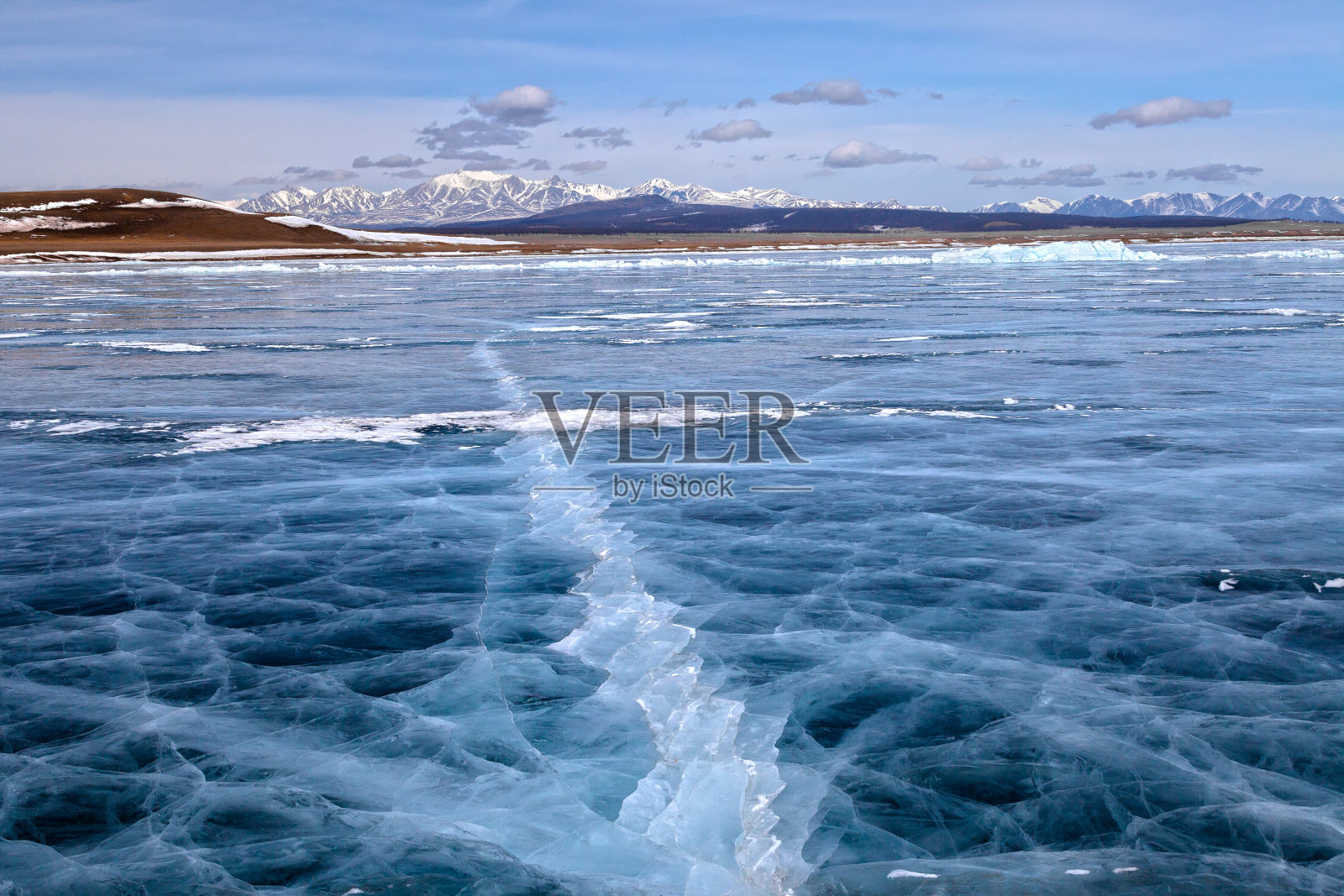 蒙古库苏古尔湖冬季冰冻冰原表面光滑照片摄影图片