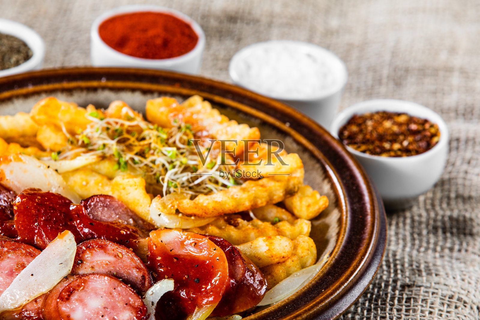 烤香肠配炸薯条照片摄影图片