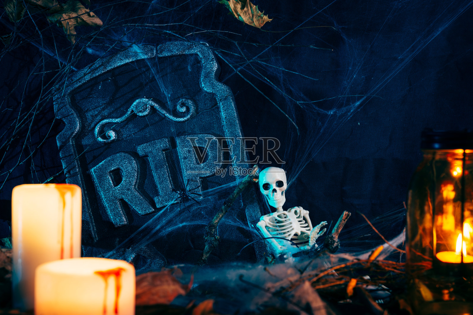 万圣节的背景，骷髅，阴郁和黑暗的气氛，拉长的网在背景照片摄影图片