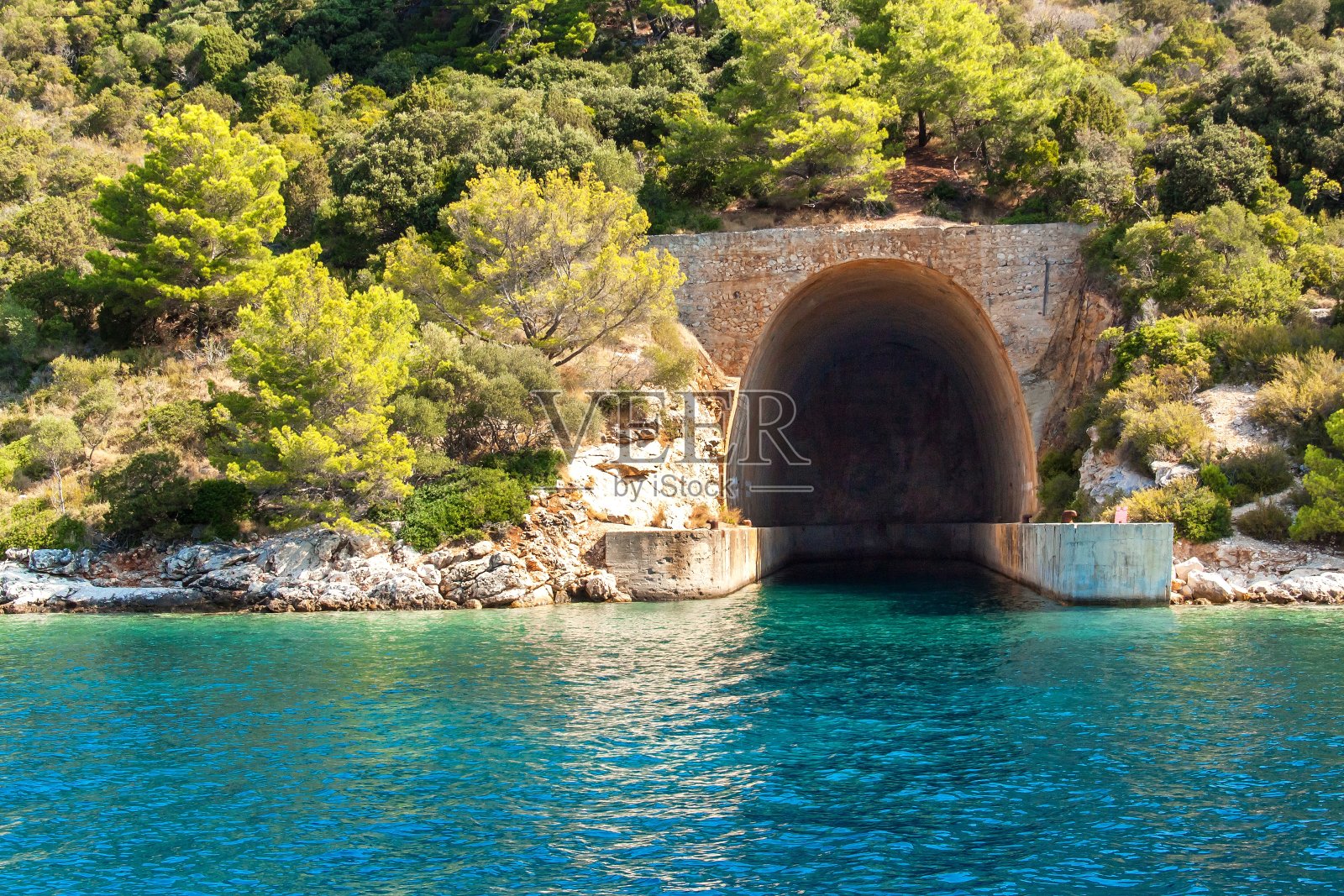 克罗地亚拉斯托沃岛的潜艇和船舶掩体。亚得里亚海潜艇的混凝土掩体。在克罗地亚乘坐游艇旅行。照片摄影图片