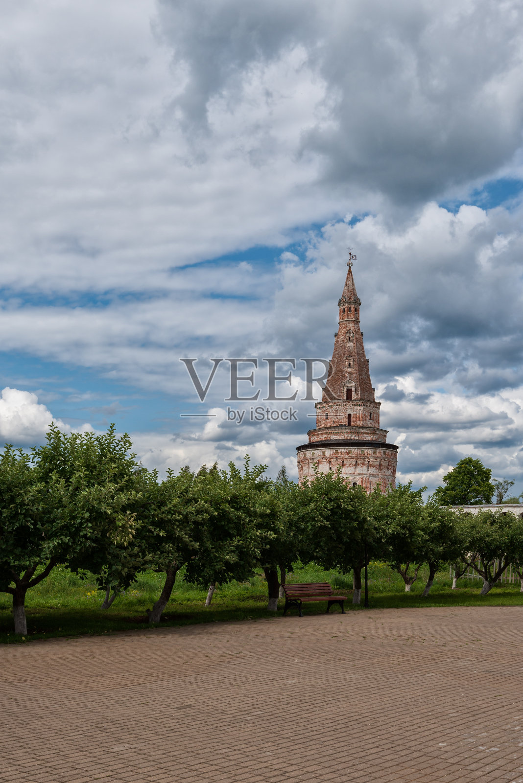 砖砌的瞭望塔和壮观的云彩。照片摄影图片