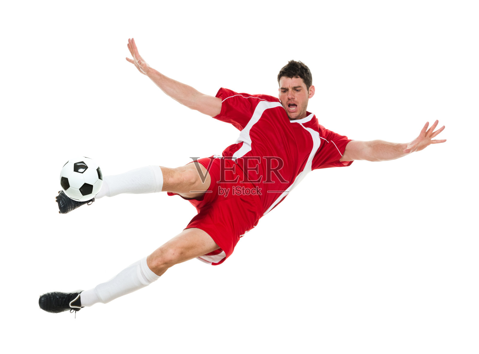 全身/一人/一人/侧视图/侧视图30-39岁英俊的人白人男性/中年成年男性/中年成年足球运动员踢球/半空中在白色背景前穿着足球制服和使用运动球照片摄影图片