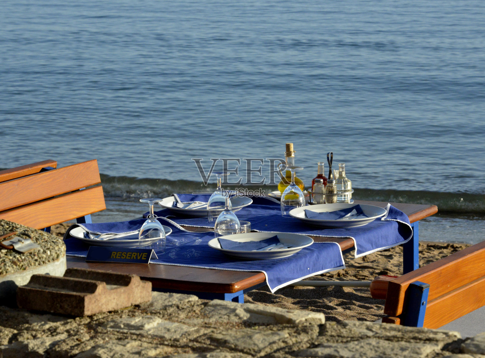 在旅游胜地的海滩上的餐厅照片摄影图片
