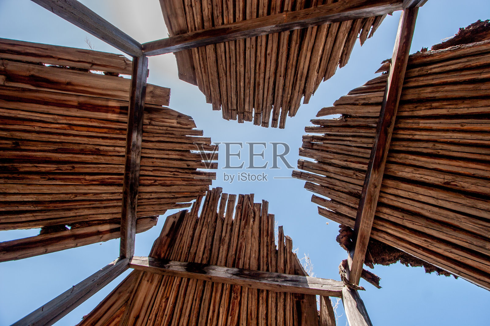 木质屋顶的轻旧蒙古包与天空照片摄影图片