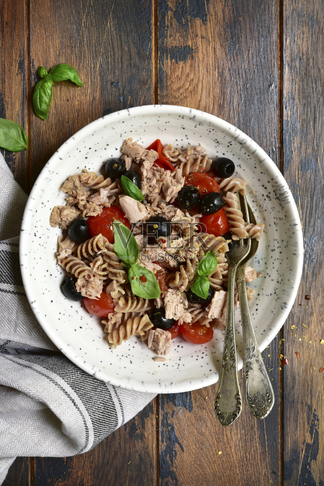 全麦意大利面配金枪鱼，番茄和黑橄榄照片摄影图片