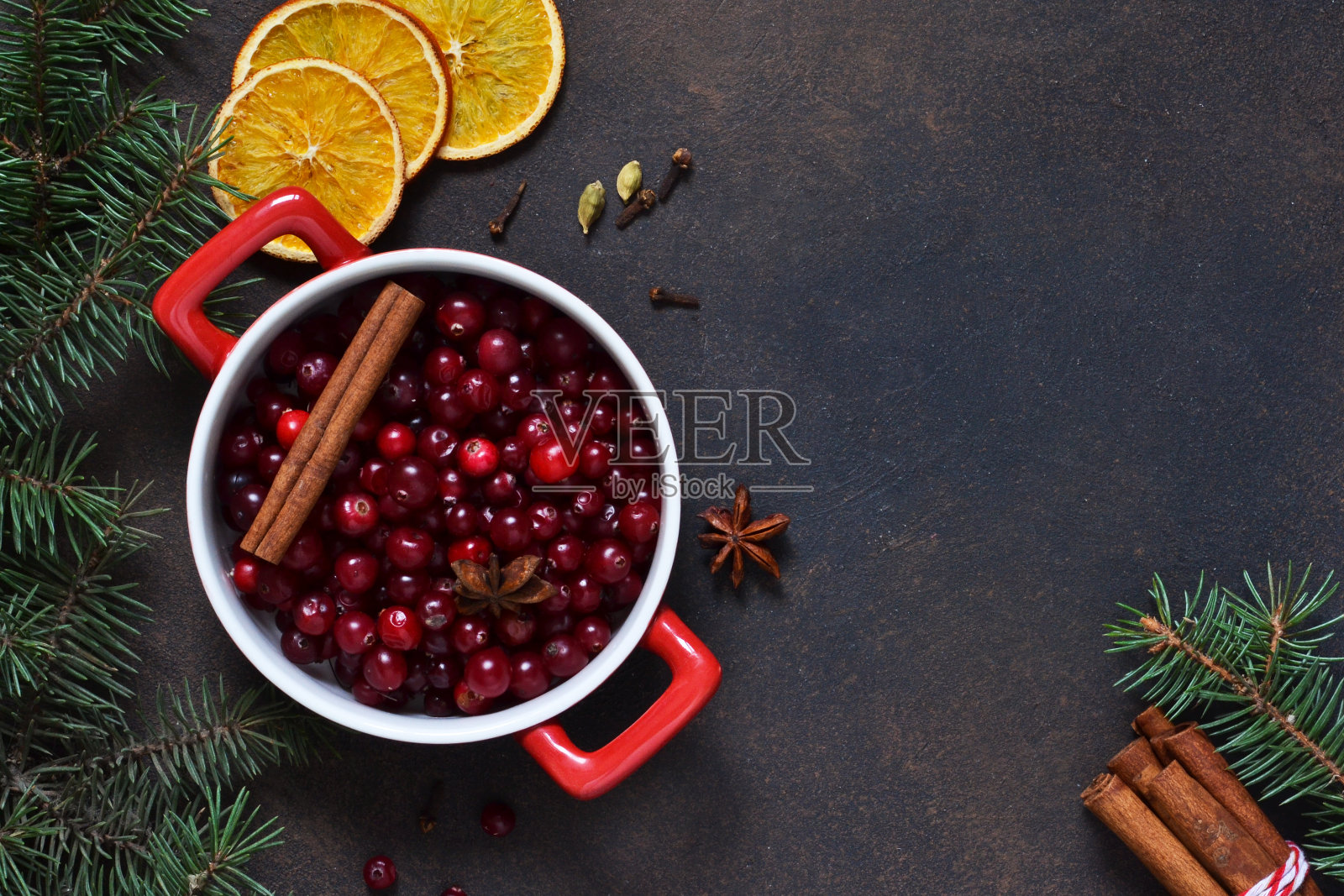 圣诞节的背景。圣诞，冬天在黑暗背景下烘烤饼干的配料。照片摄影图片
