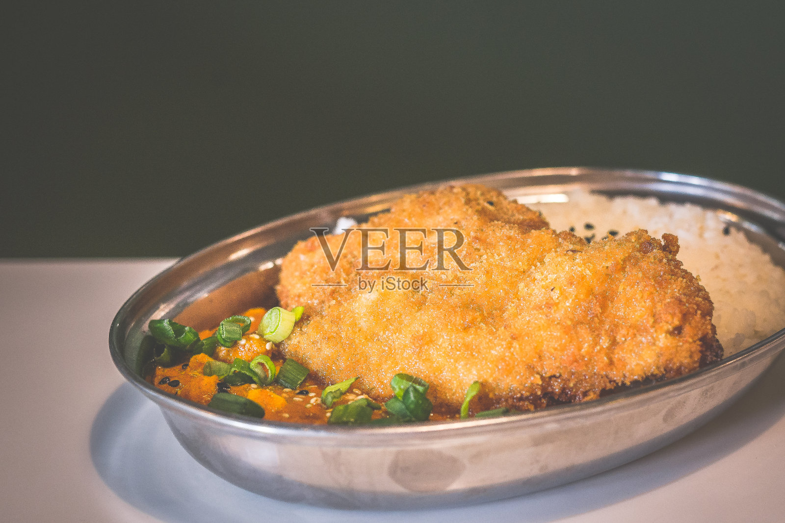 炸过的鸡胸肉，配上蒸煮的白米饭和香喷喷的咖喱，上面撒上葱花照片摄影图片