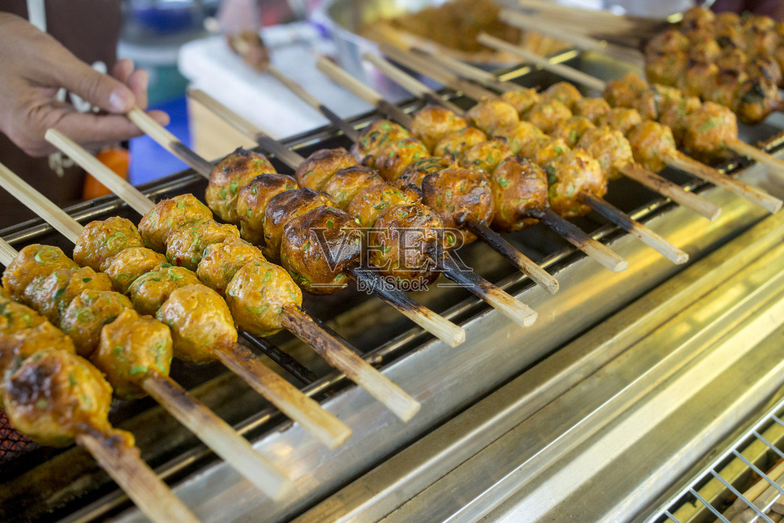 生烤辣鱼饼或干姜饼，重点选择照片摄影图片