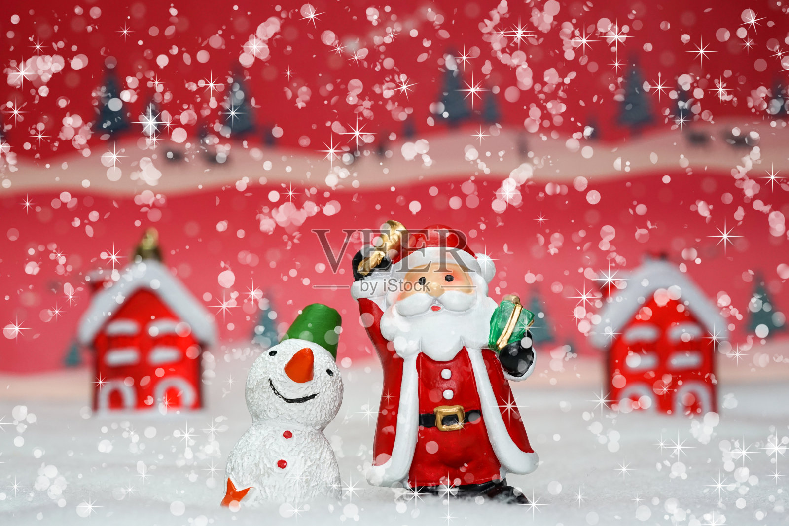 雪人和圣诞树。圣诞快乐和新年快乐的概念。照片摄影图片