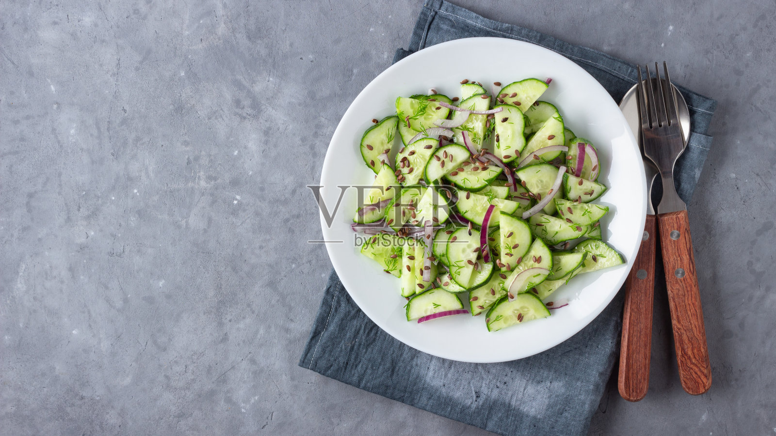 新鲜的亚麻籽黄瓜沙拉。照片摄影图片