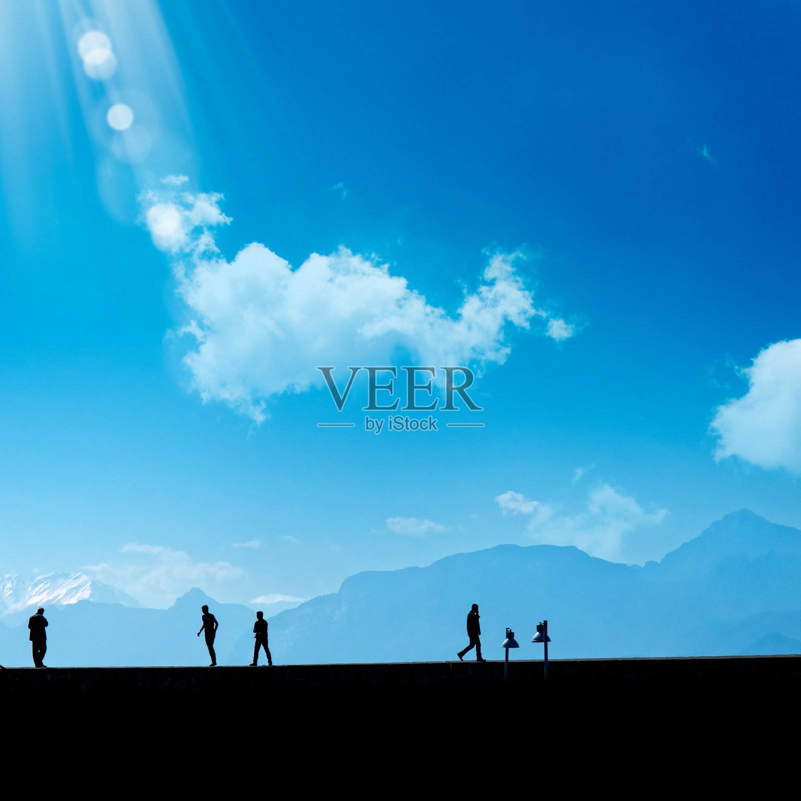 人们在街上放松的剪影照片摄影图片