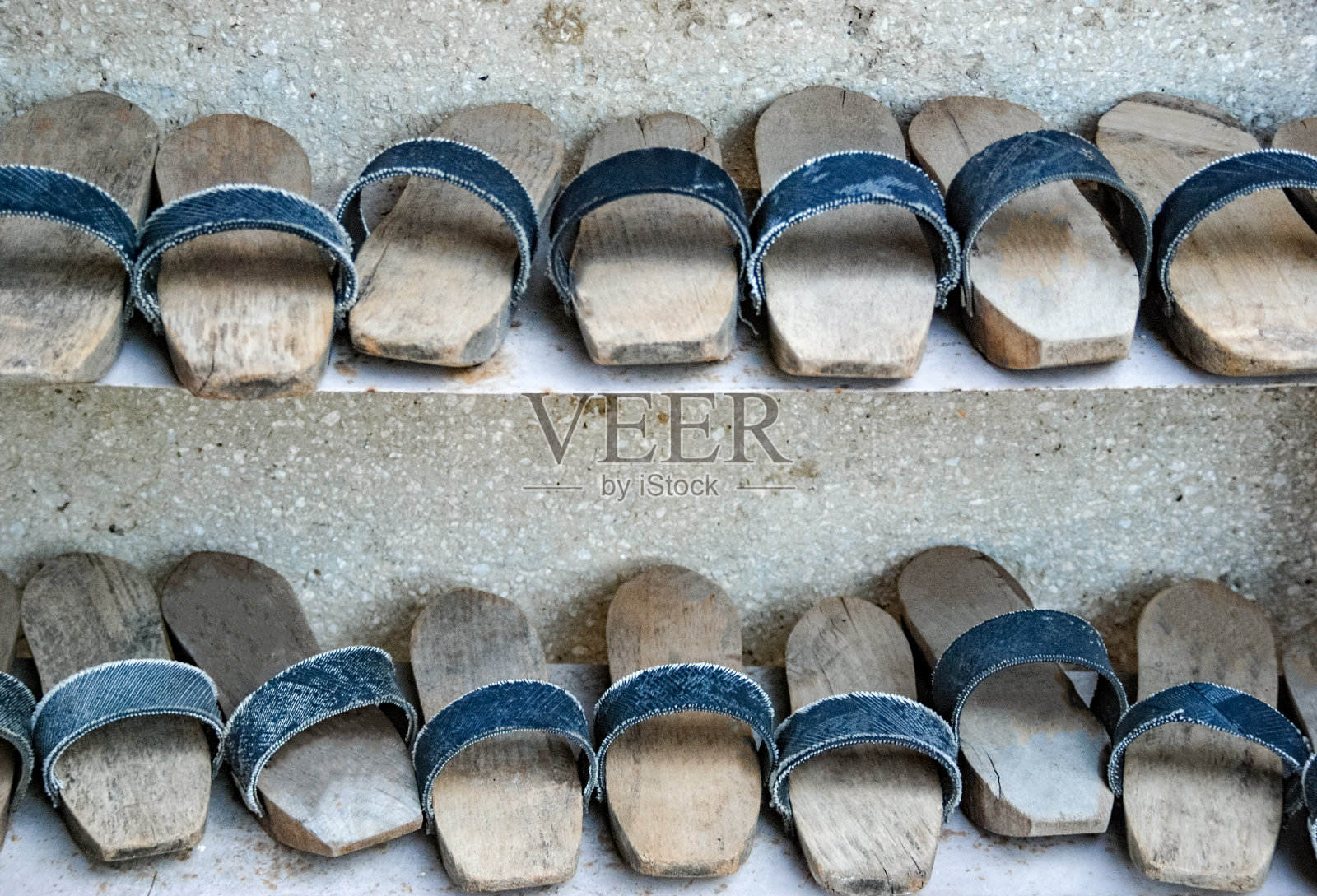 许多木屐或土耳其木制拖鞋。照片摄影图片