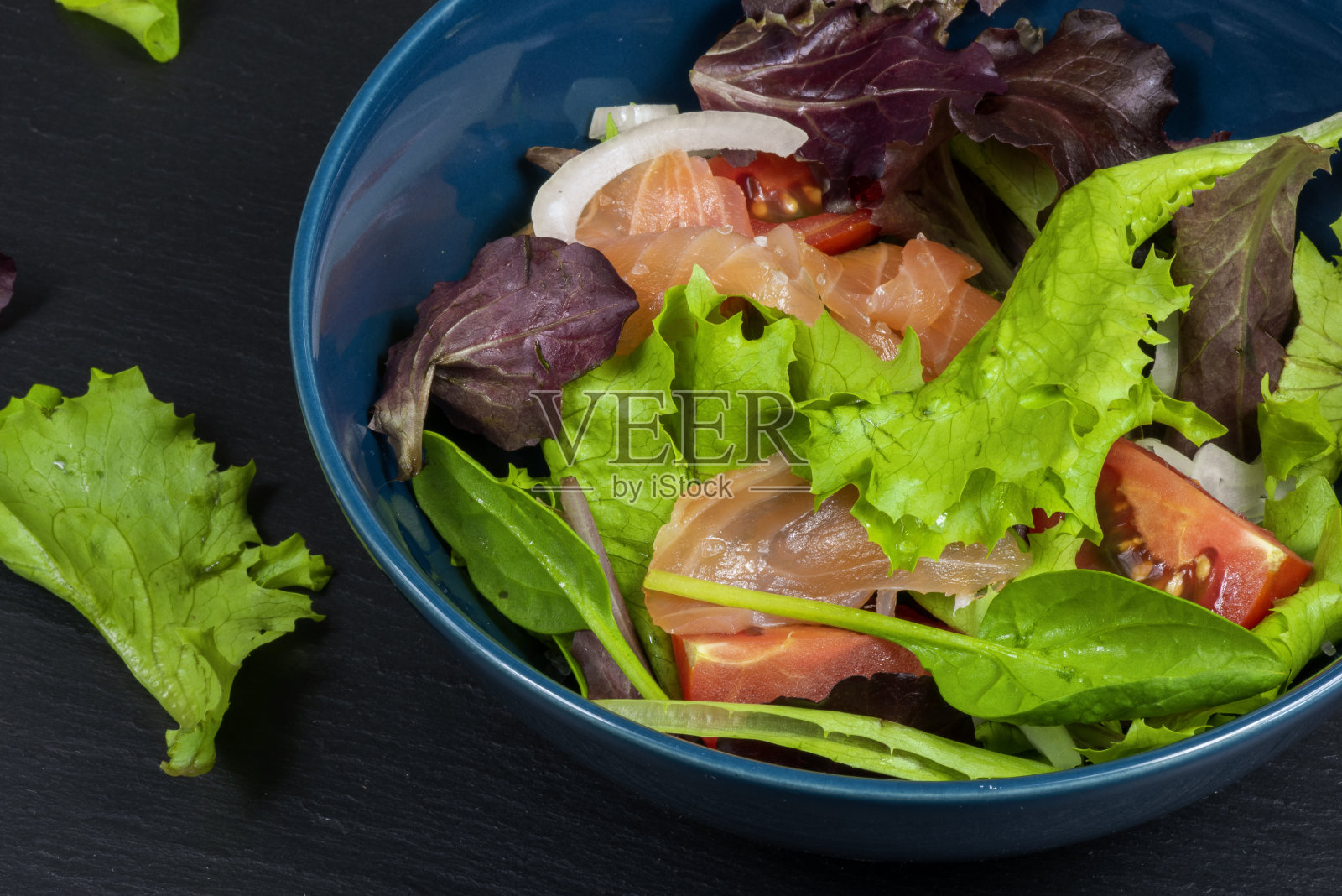 熏鲑鱼叶蔬菜沙拉照片摄影图片