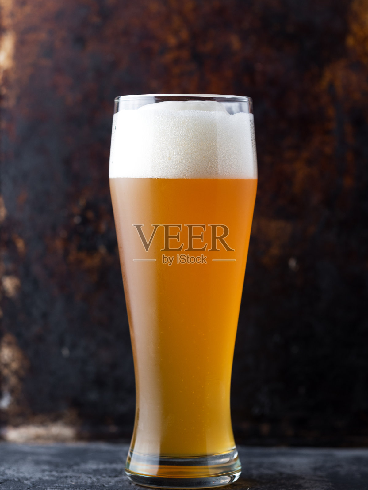 特写传统的全杯未经过滤的小麦啤酒在棕色老黑暗的背景照片摄影图片
