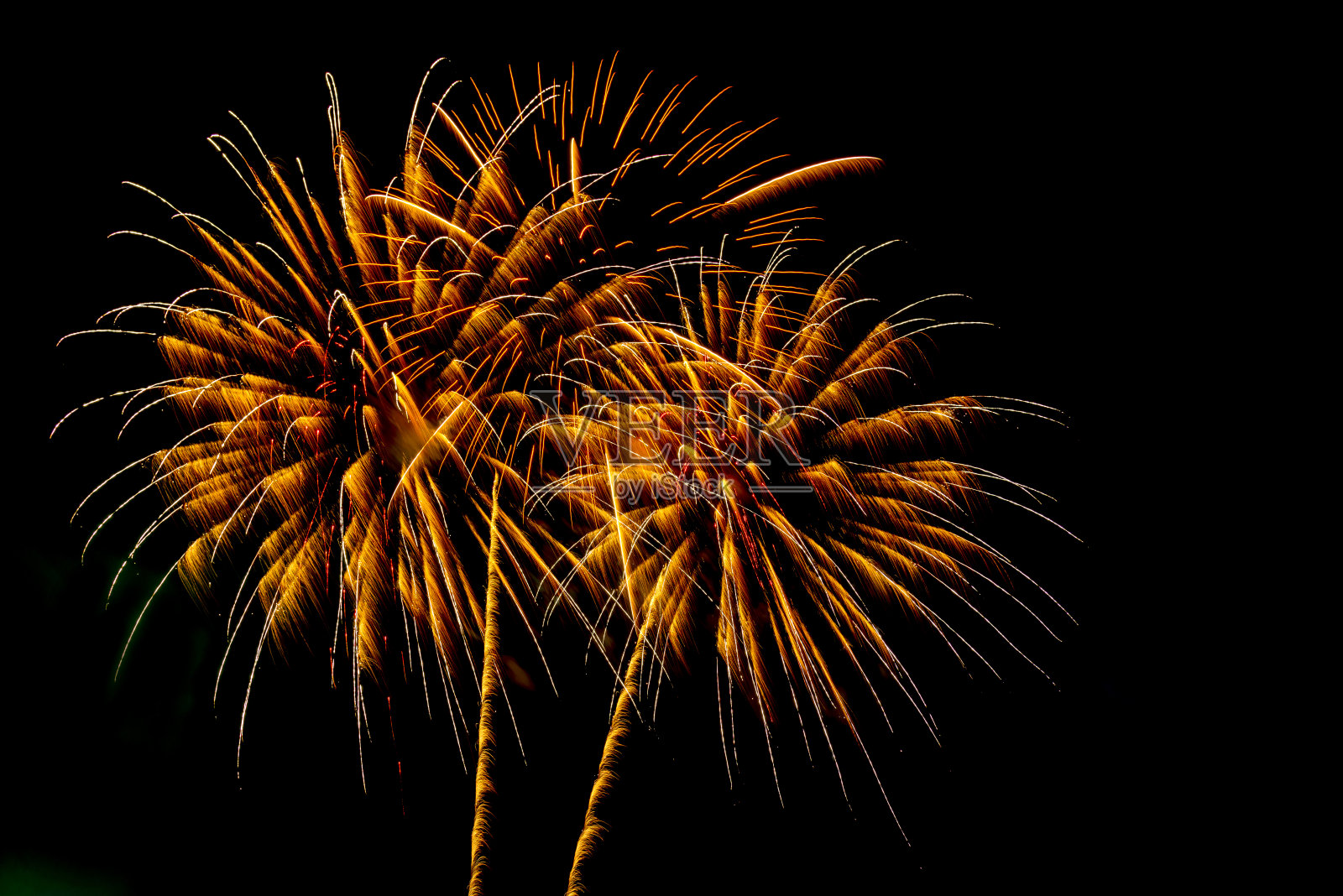 美丽多彩的孤立烟花表演庆祝新年快乐和圣诞在黑色的背景照片摄影图片