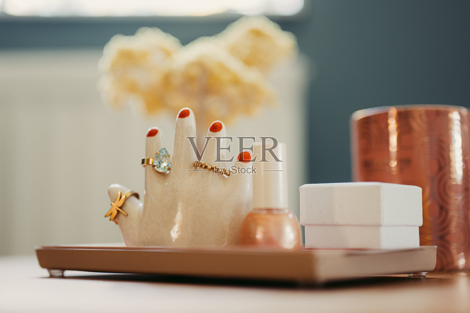 手和指甲油形状的珠宝戒指支架照片摄影图片