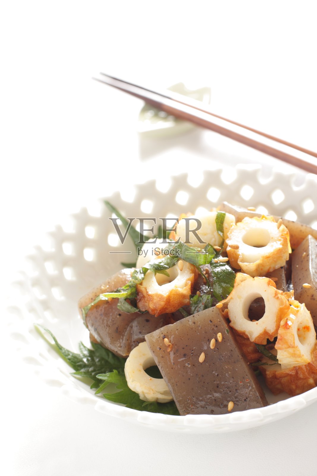 日本料理，竹瓜和魔芋炒照片摄影图片