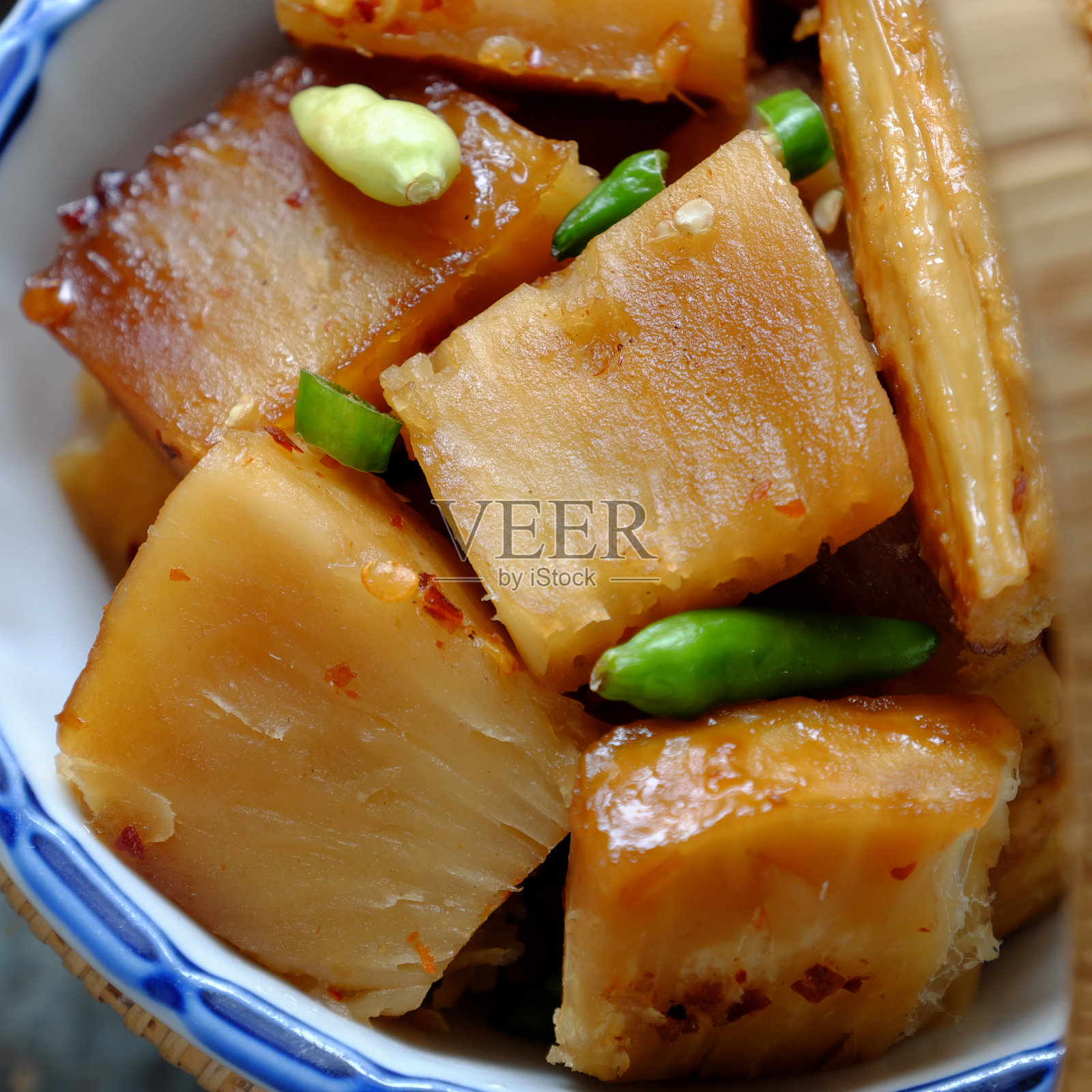 越南素食，面包果配酱料，用粗麻布做成素食餐照片摄影图片