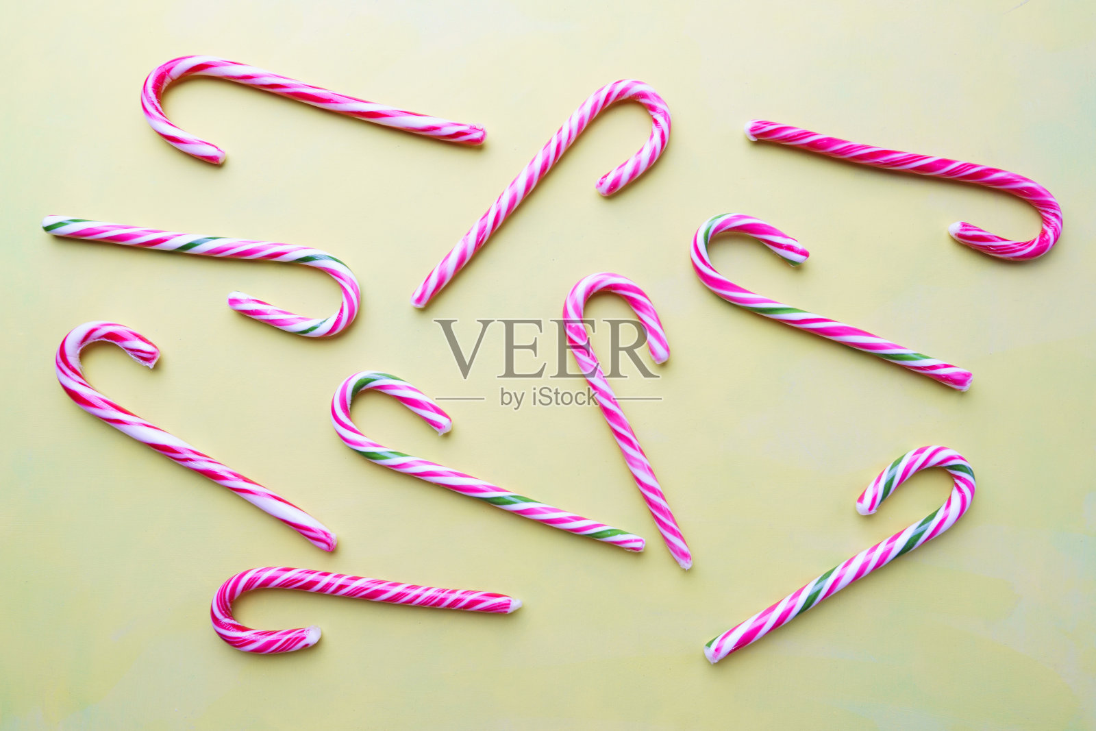 粉彩背景上的糖果拐杖纹理照片摄影图片