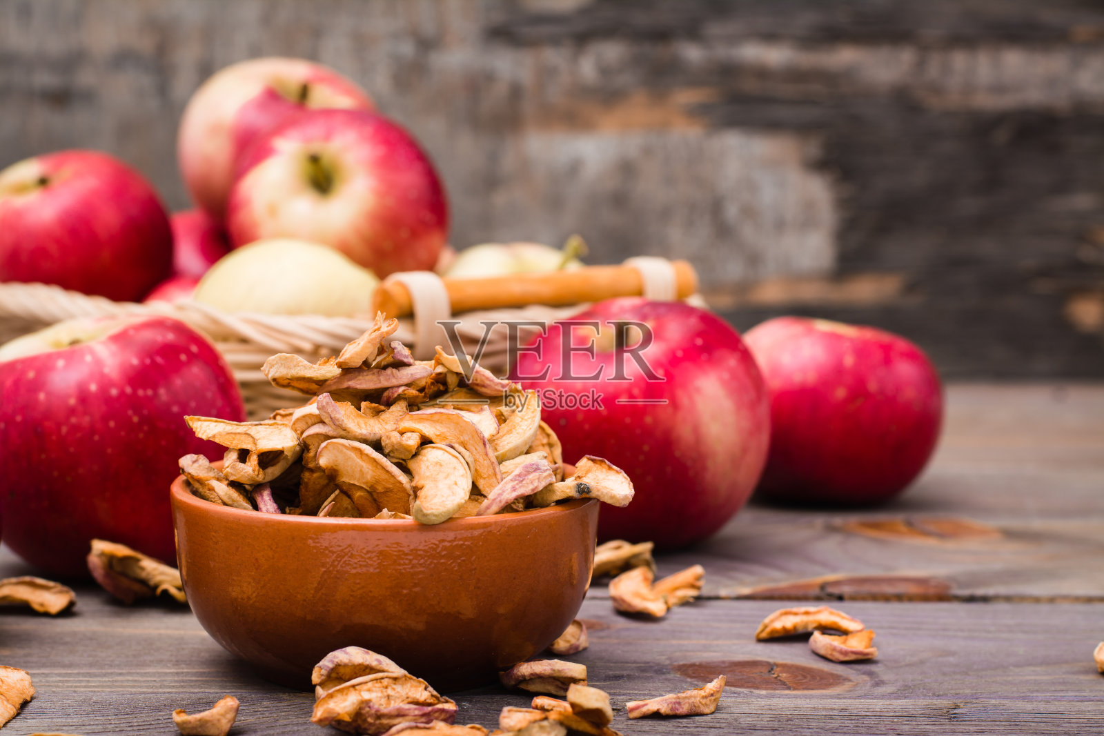 切好的、装在碗里吃的苹果干和新鲜的苹果照片摄影图片