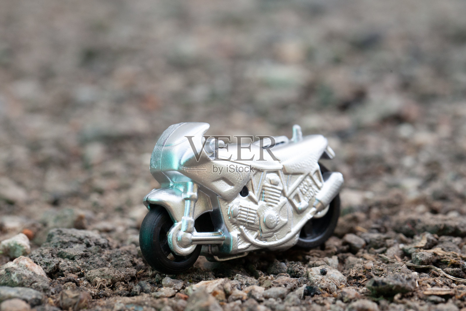 灰色的玩具小运动自行车。照片摄影图片