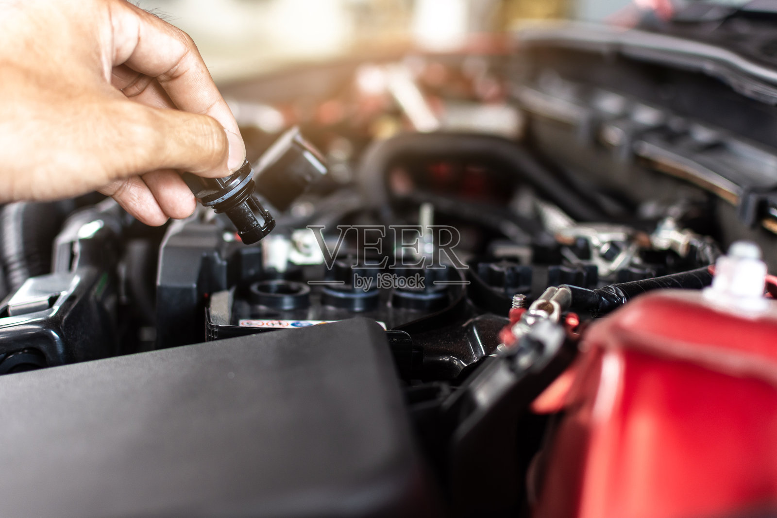 维修工维修检查维修工维修车检查发动机油位车车库展厅经销商模糊的背景。“n照片摄影图片
