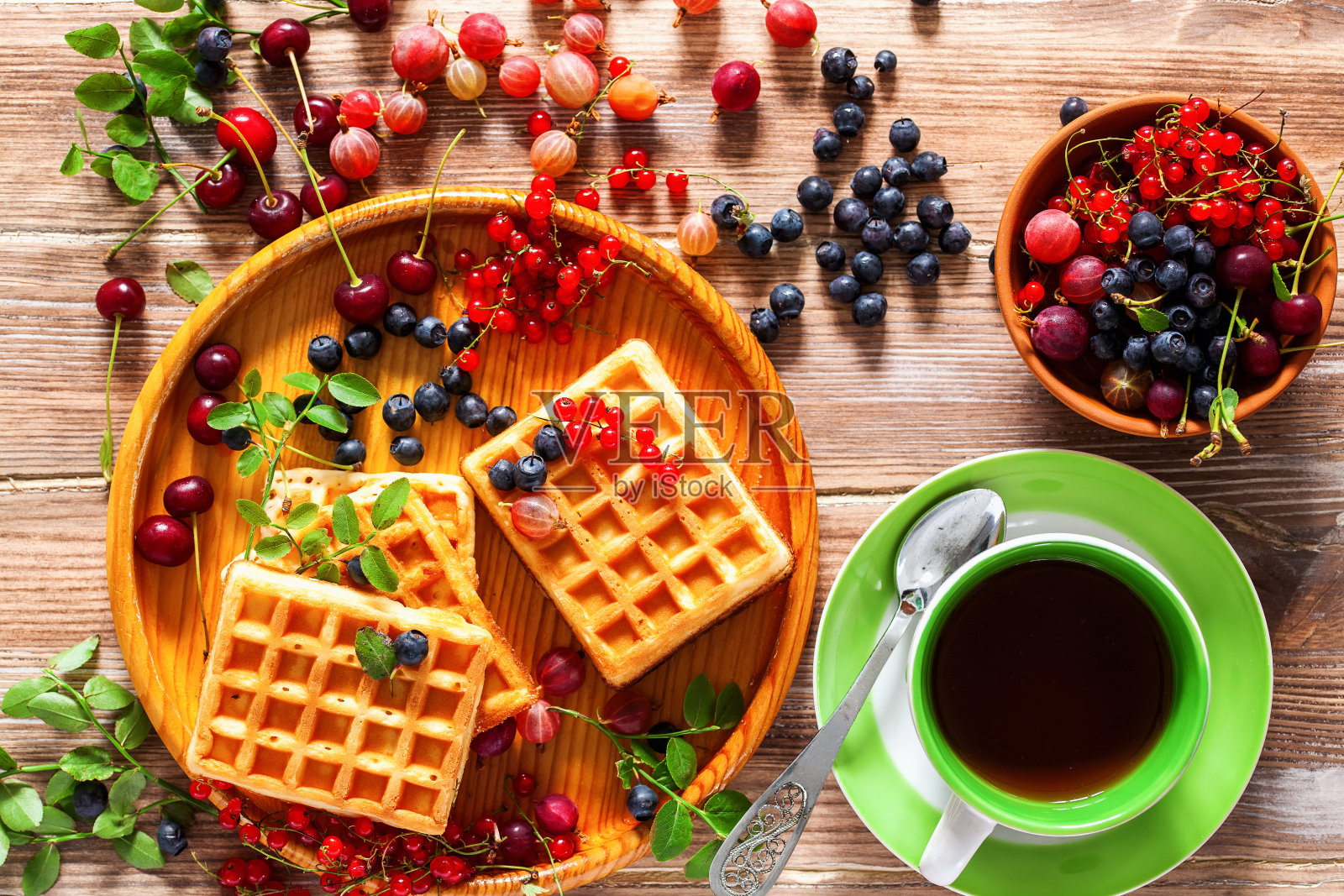 华夫饼和浆果。照片摄影图片