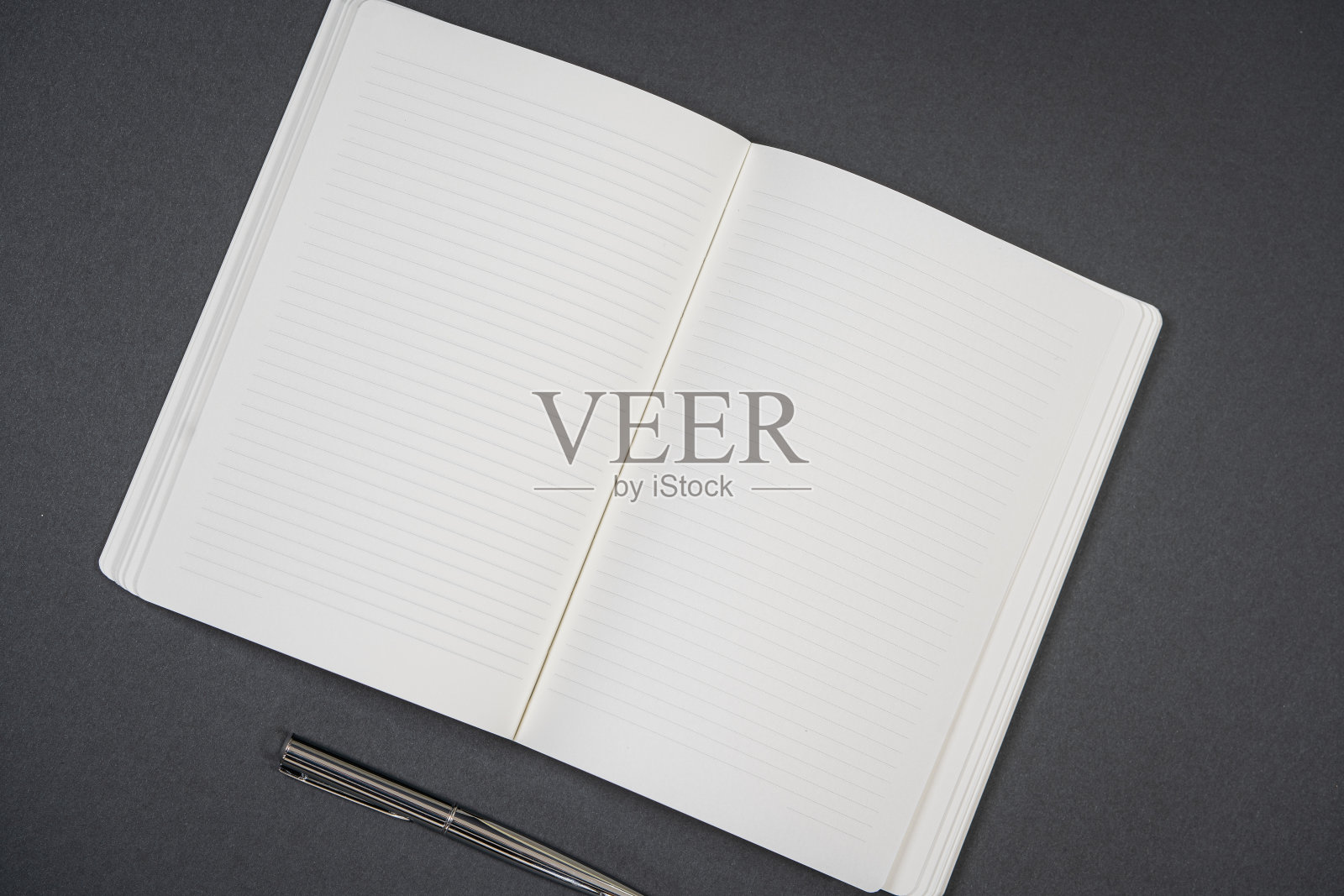 纯白的纸，笔记本，眼镜和笔。俯视图，文本空间照片摄影图片