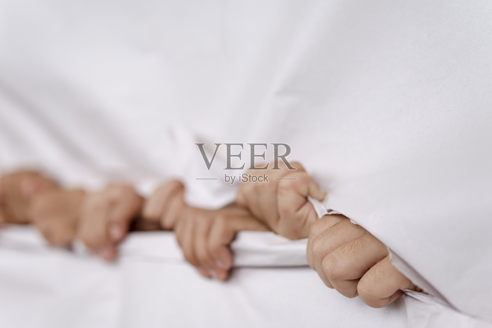 双手互相搀扶着拉白纸的小手照片摄影图片