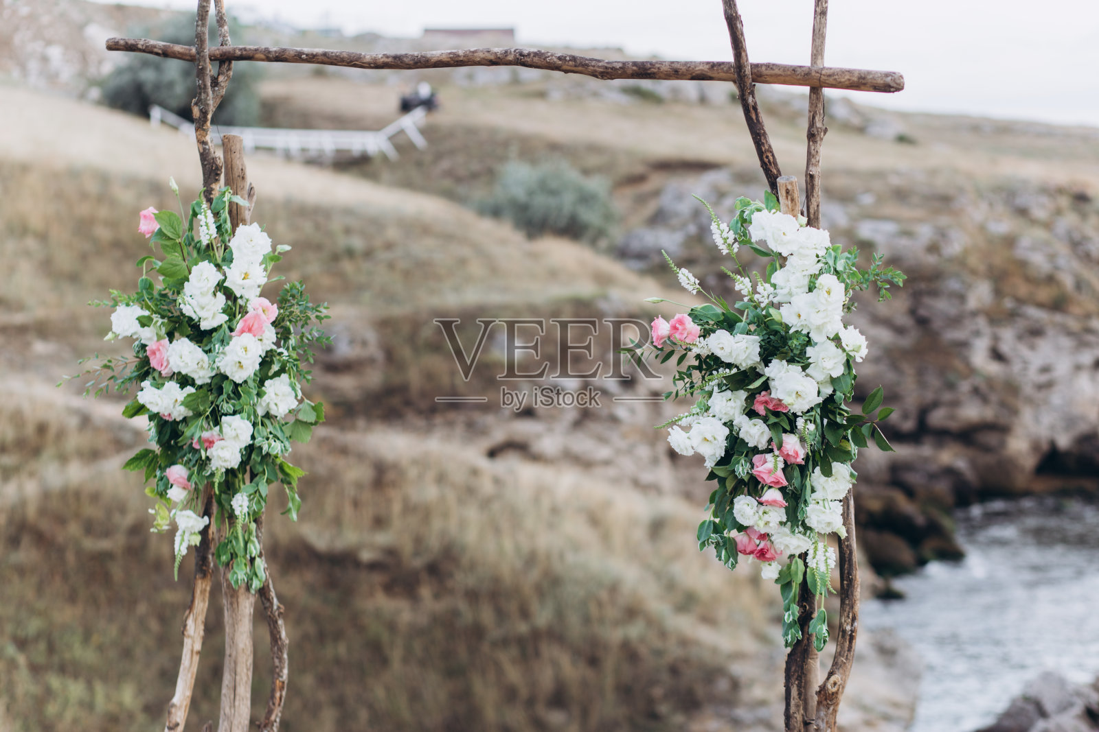 用鲜花装饰的告别仪式上的婚礼拱门碎片。照片摄影图片