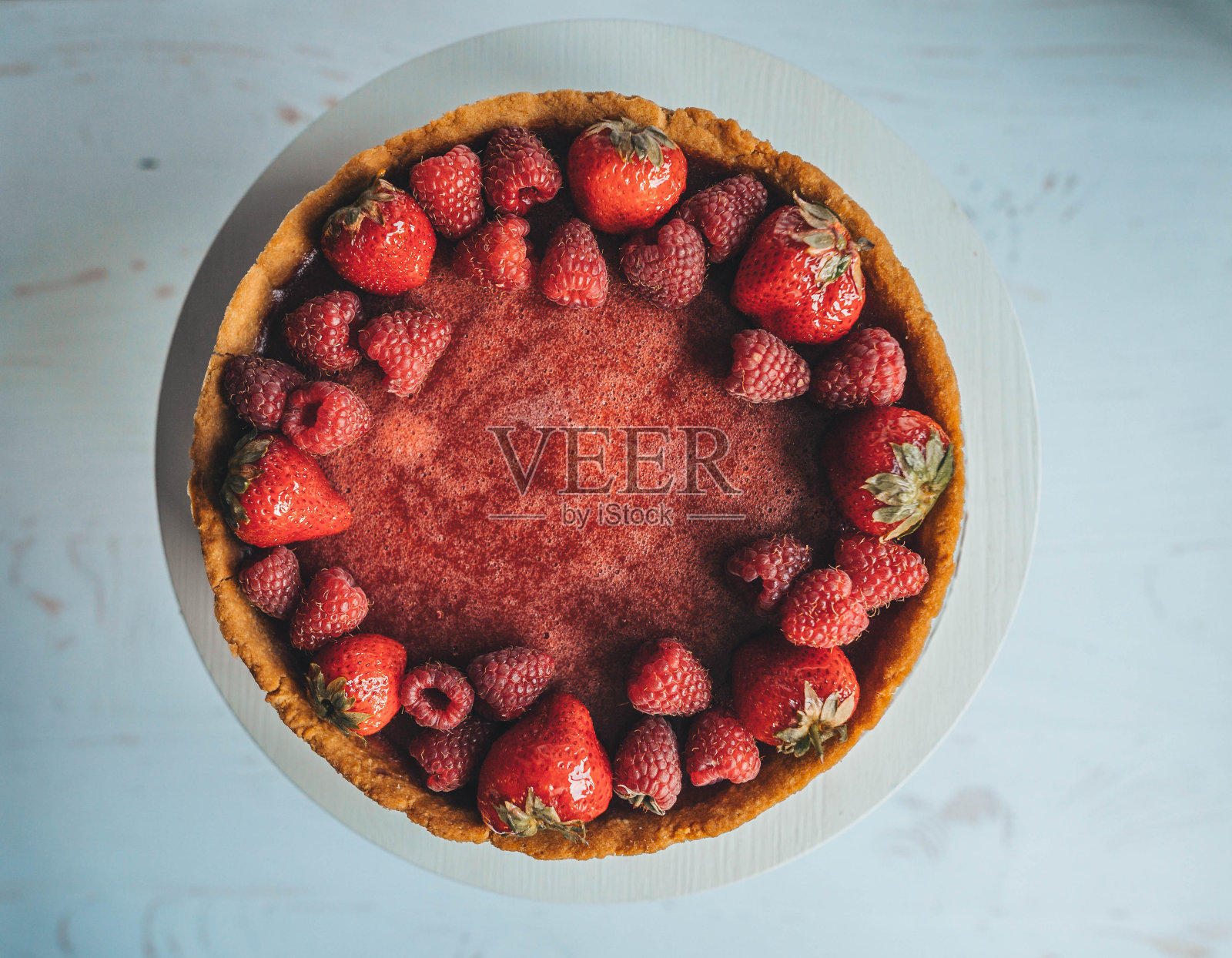 用新鲜浆果装饰的芝士蛋糕照片摄影图片