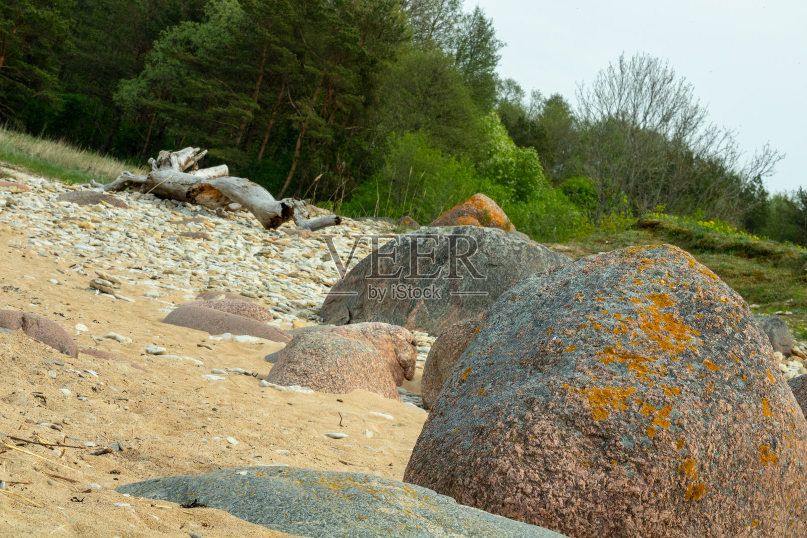 海滩上的岩石对天空的风景照片摄影图片