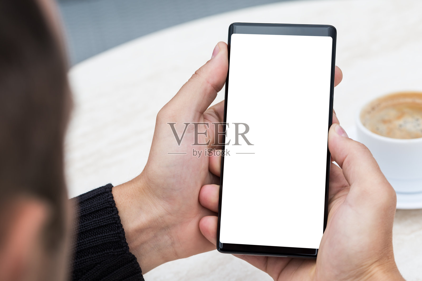 男人的手拿着手机的特写。照片摄影图片