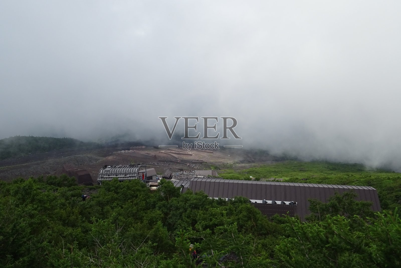 往下看富士山的上行小径照片摄影图片