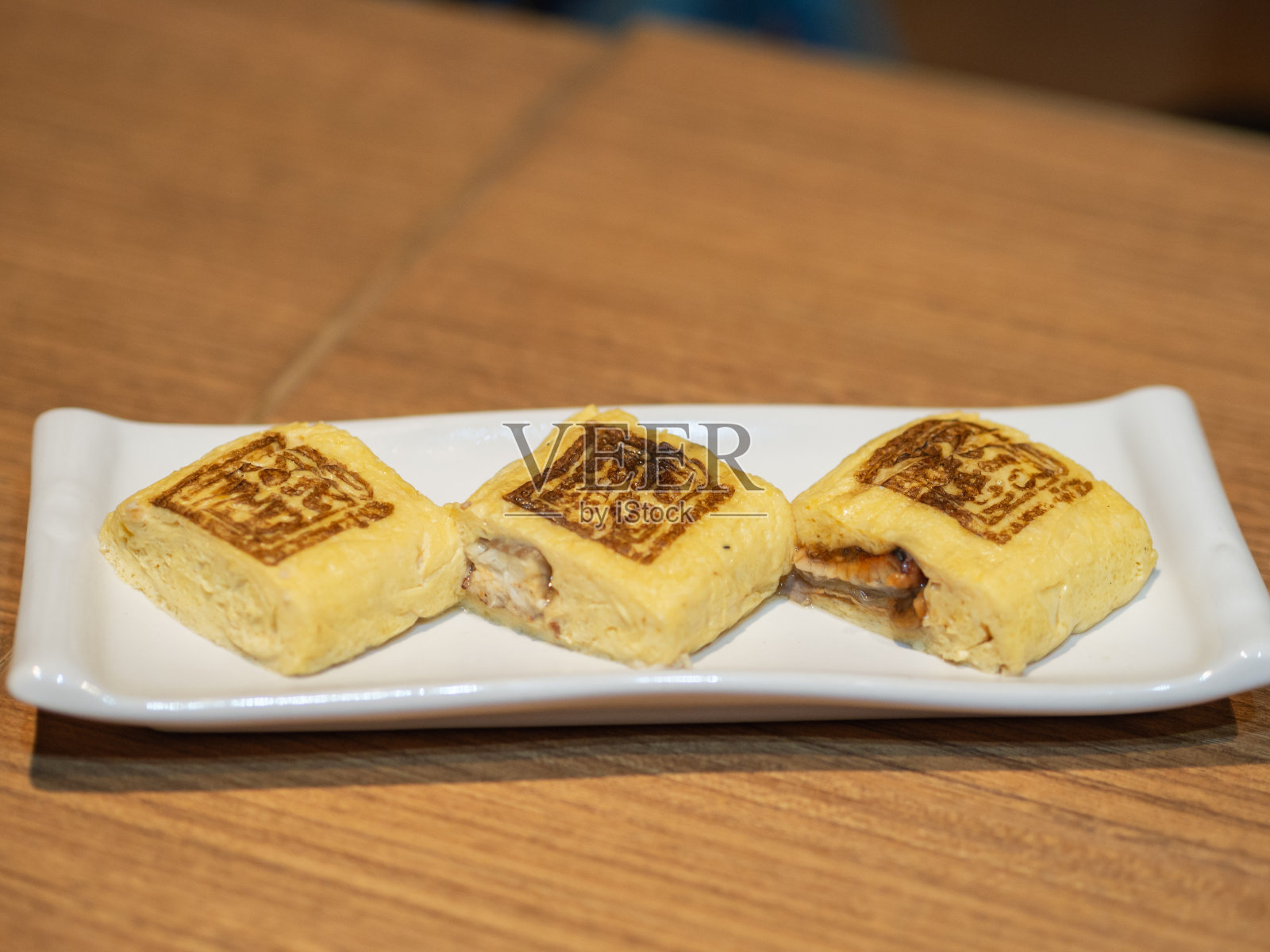 日本鳗鱼卷煎蛋盘照片摄影图片