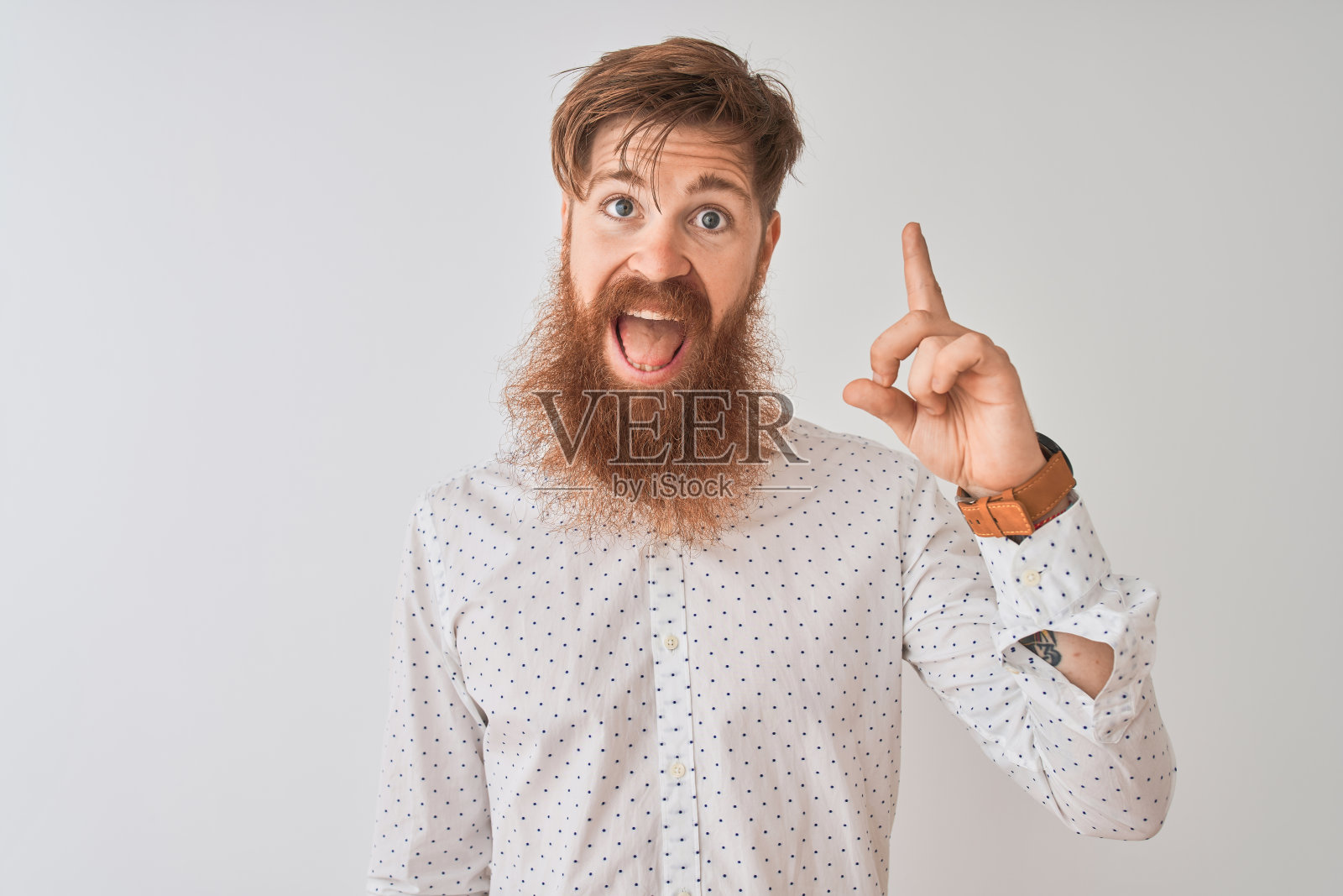 年轻的红发爱尔兰人穿着衬衫站在孤立的白色背景指向手指与成功的想法。退出和快乐。第一。照片摄影图片