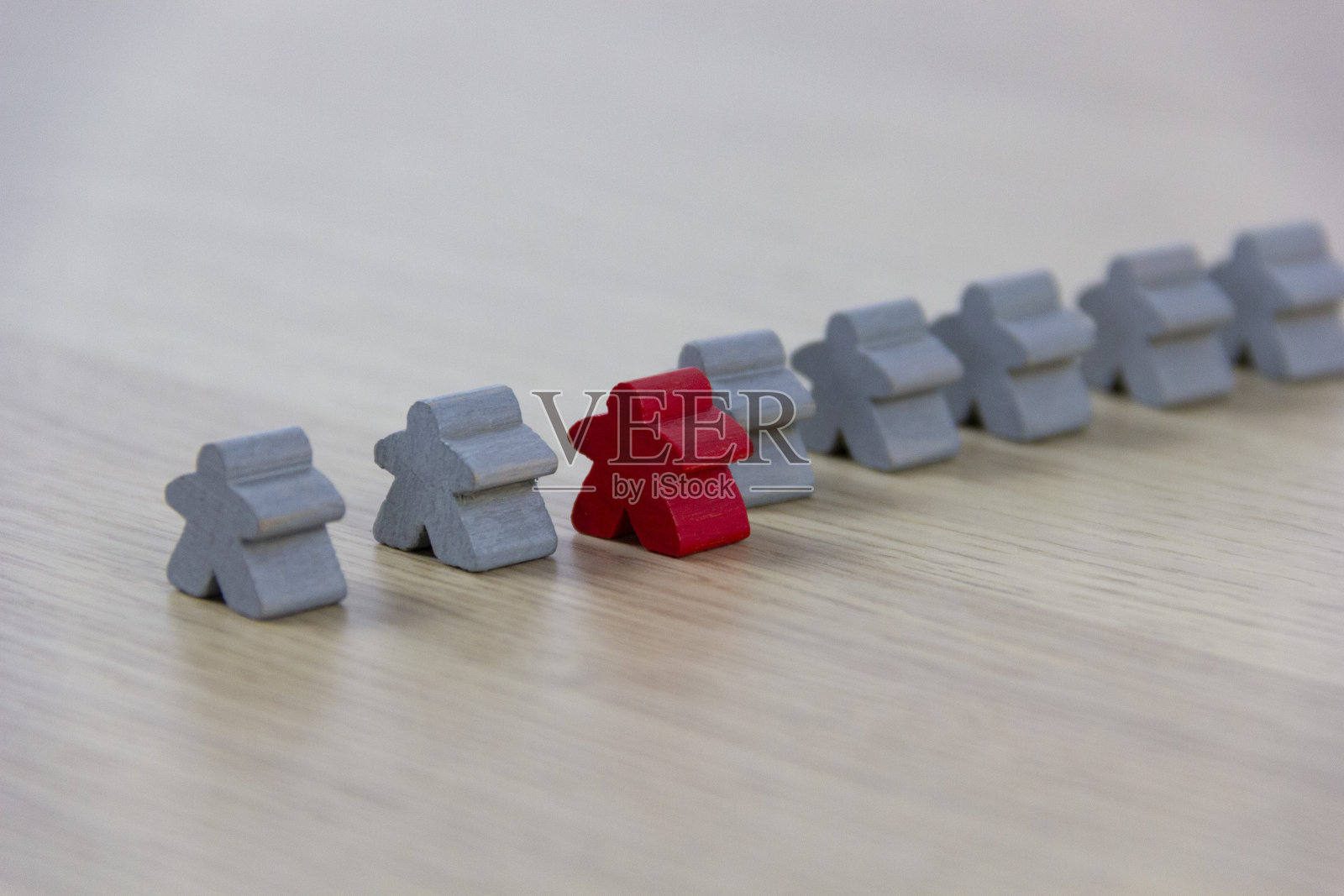 灰色的游戏件和红色的meeple，多元化的概念照片摄影图片