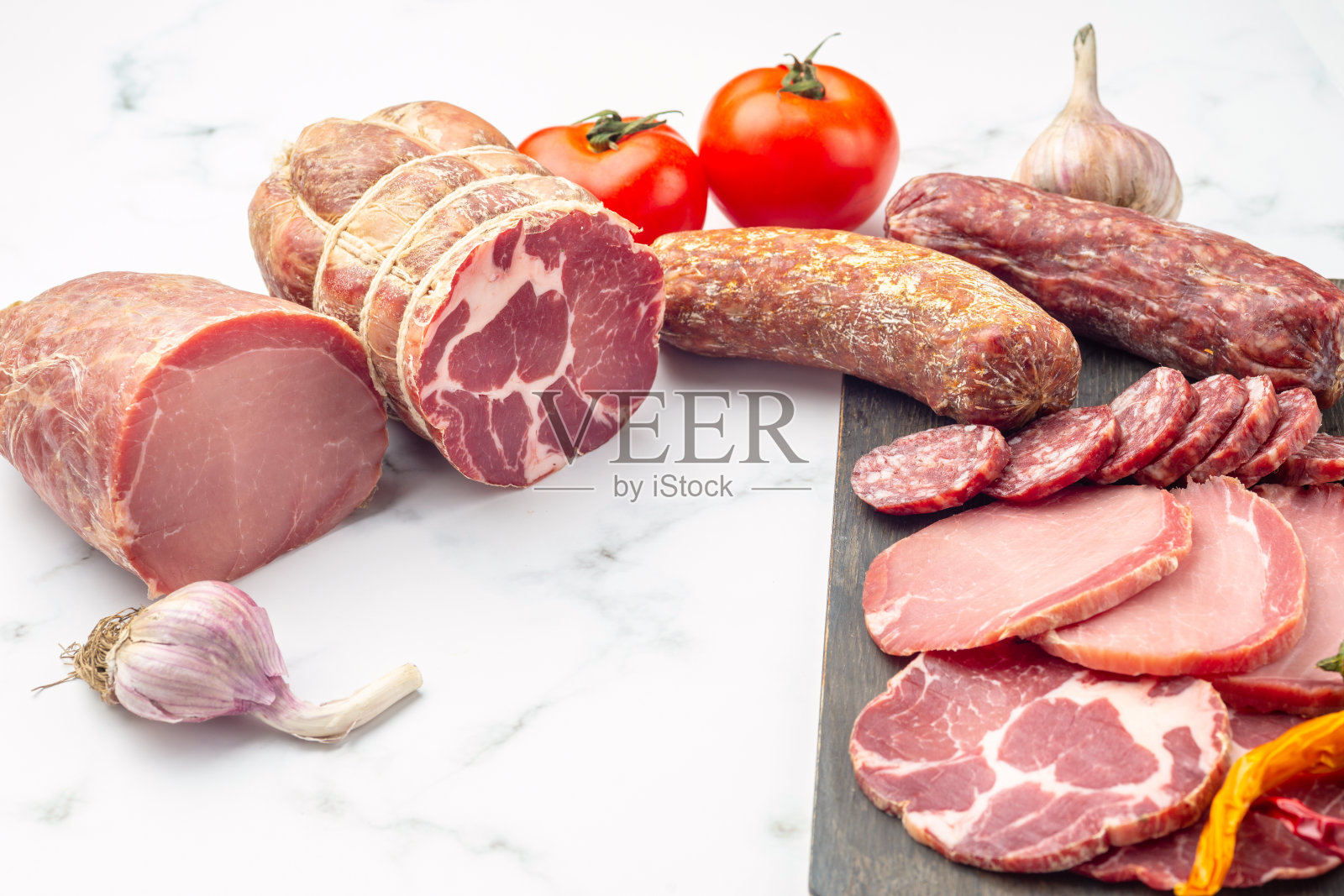 香肠。各种加工过的冷肉制品，上了灰石。照片摄影图片