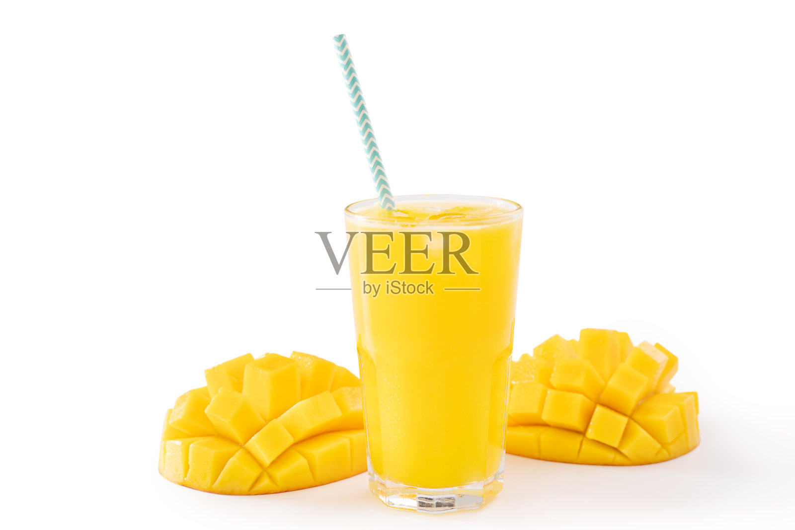 新鲜的热带芒果汁，美丽的切块果肉和条纹纸稻草孤立在白色的背景桌上。照片摄影图片