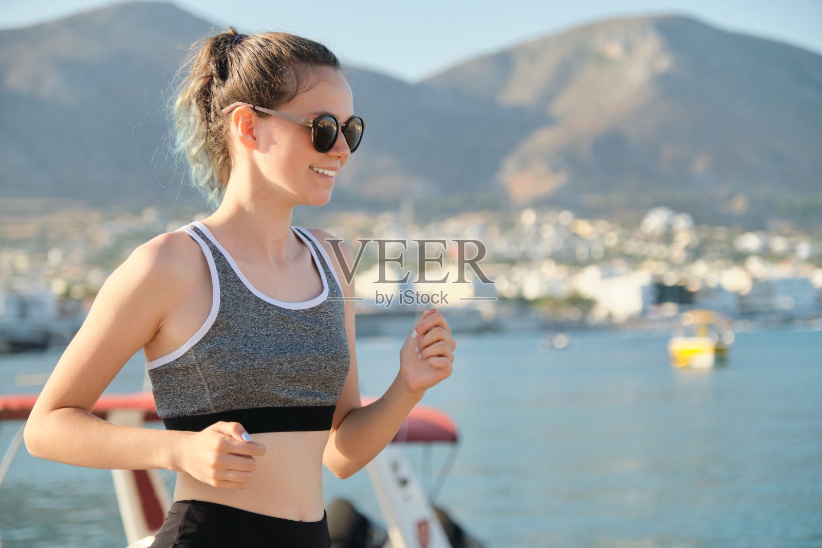 少女在海滨散步道上跑步慢跑照片摄影图片