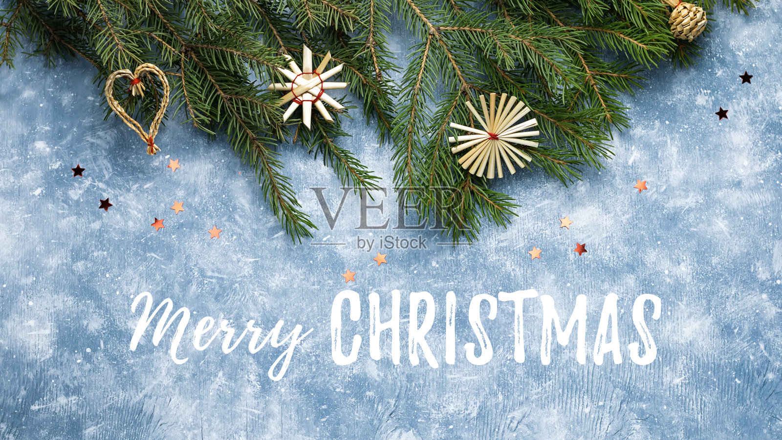 圣诞贺卡，松树、礼物、红色元素、糖果棒、五彩纸屑照片摄影图片