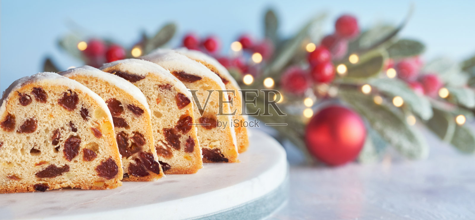 圣诞在白色蓝色的节日背景下，浆果和圣诞灯，全景照片摄影图片