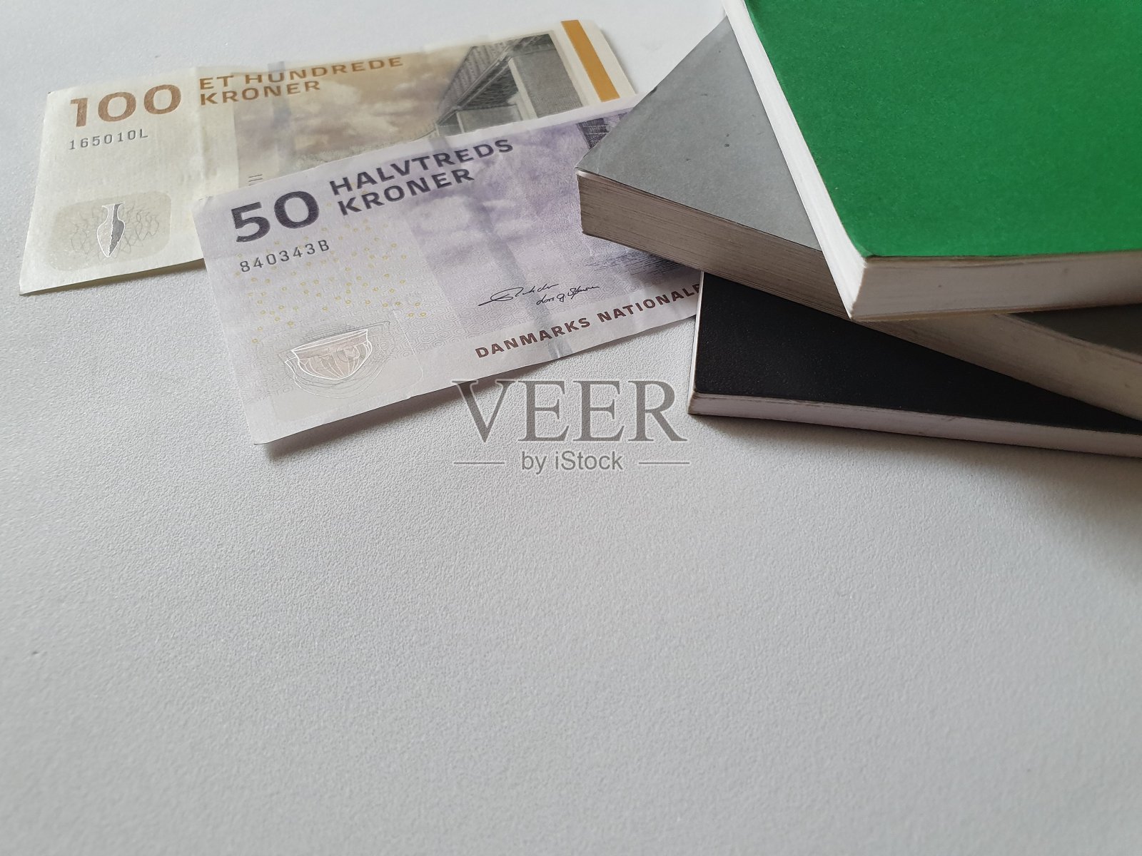 丹麦的钱和书照片摄影图片