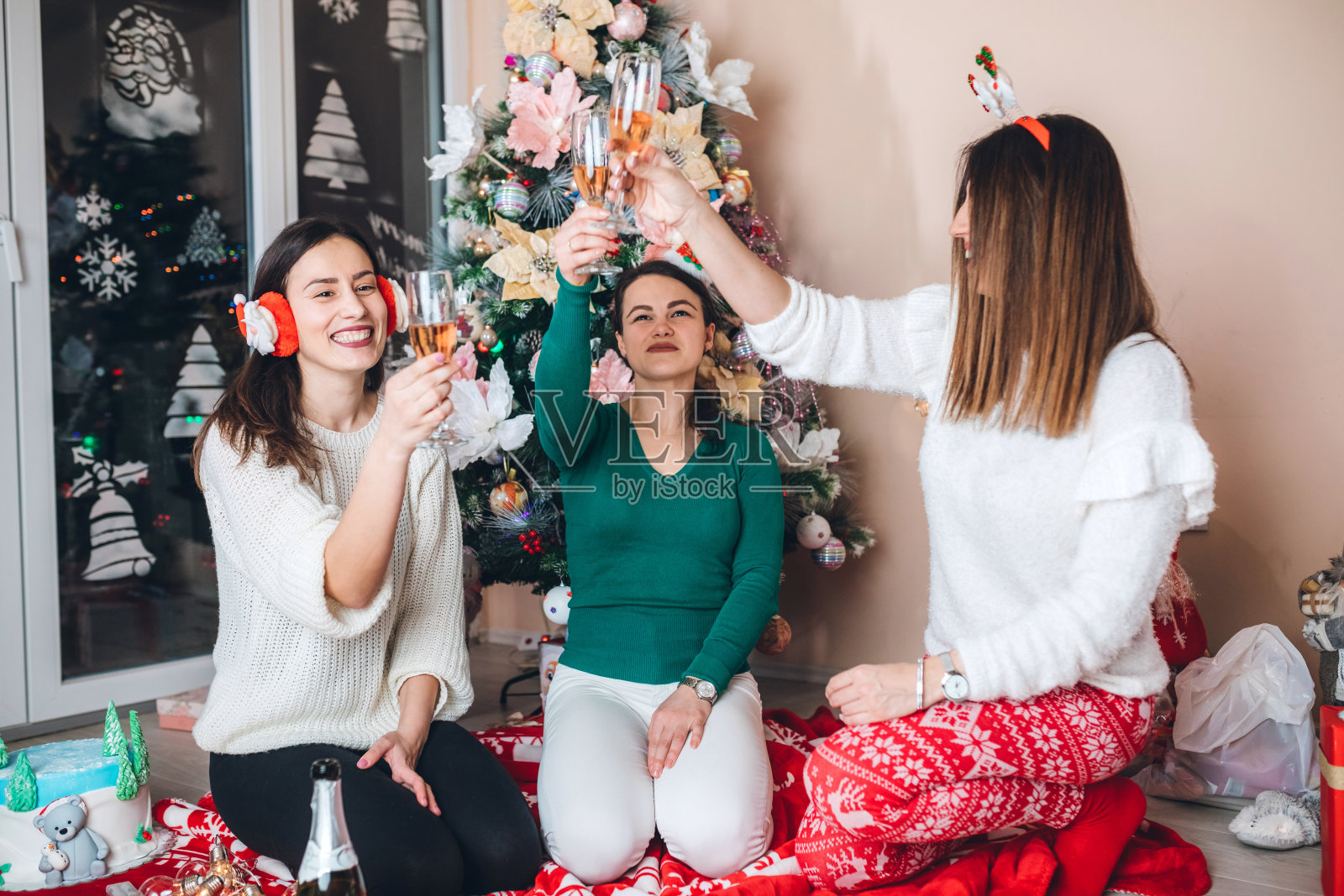 和最好的朋友一起参加新年聚会照片摄影图片