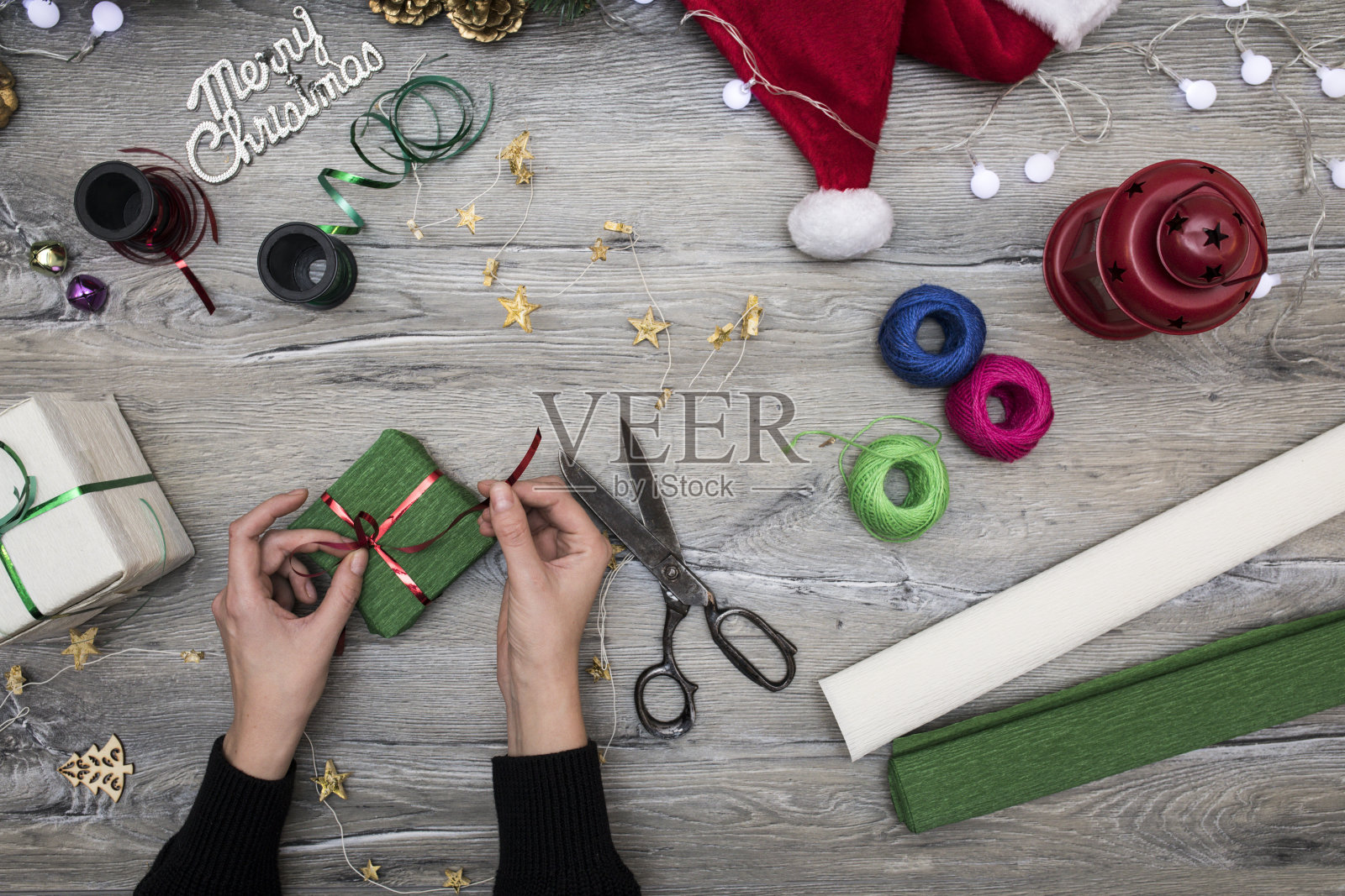 包装圣诞礼物盒。照片摄影图片