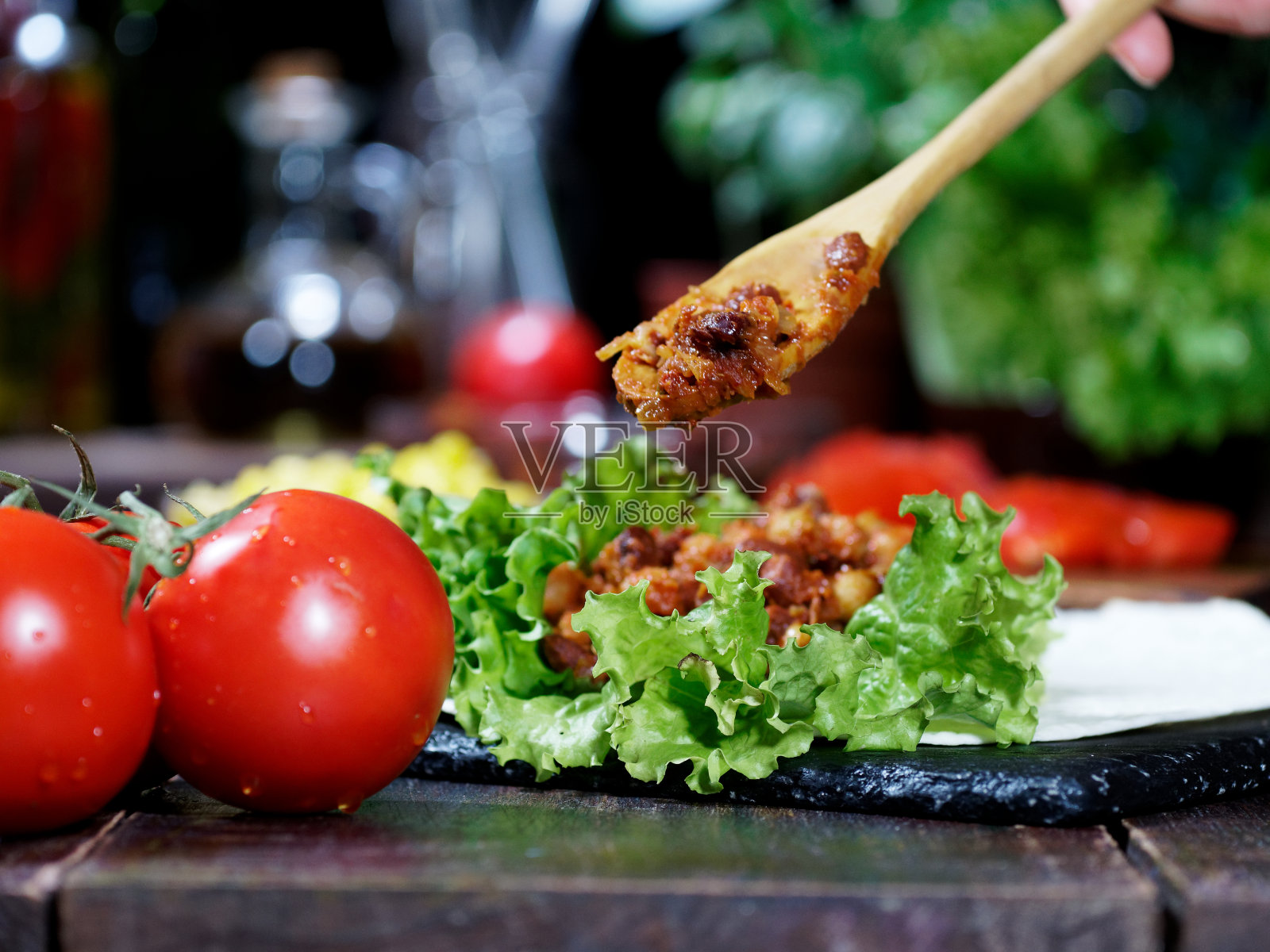 准备素食墨西哥卷照片摄影图片